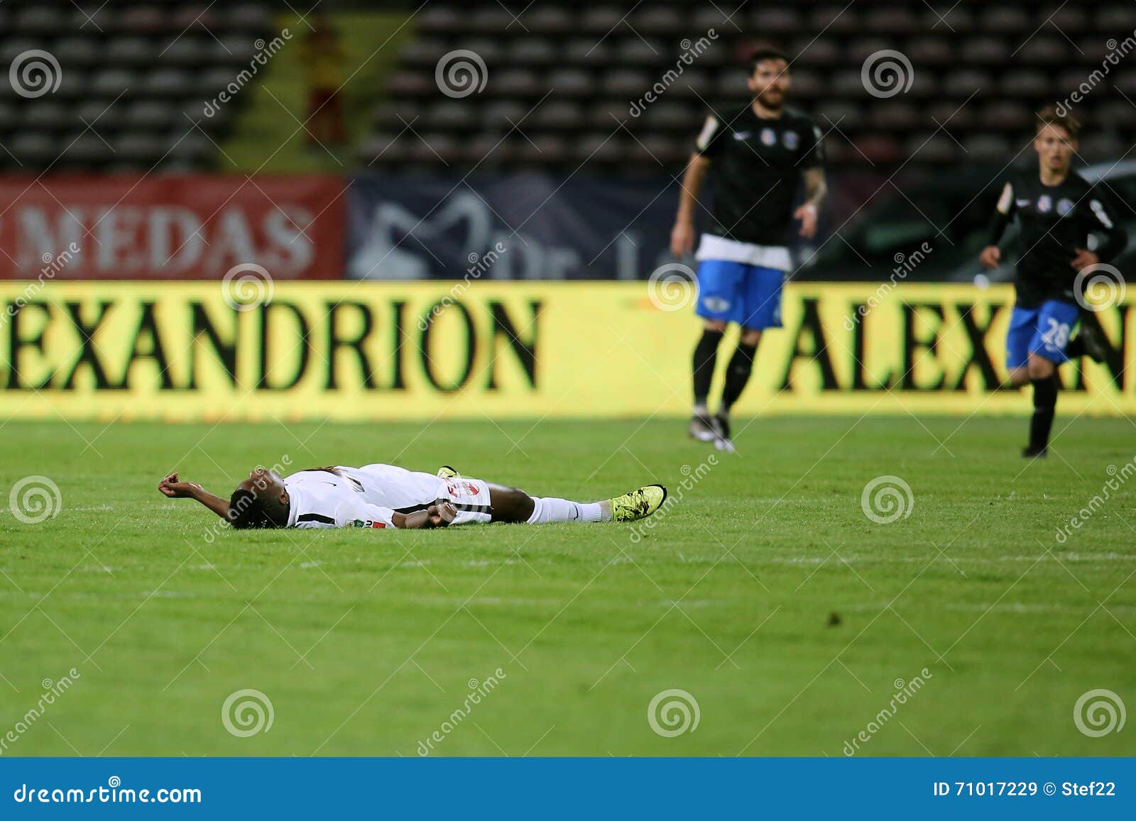 O Jogador De Futebol, Patrick Ekeng Morre Após O Colapso Durante O Jogo De  Dinamo Bucareste Imagem de Stock Editorial - Imagem de romano, colapso:  71017229