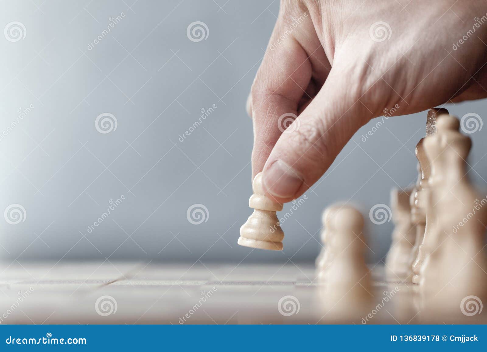 O Jogador Do Jogo De Xadrez Faz a Um Movimento O Penhor Branco Uma Etapa  Para a Frente Foto de Stock - Imagem de pessoa, conceptual: 136839202