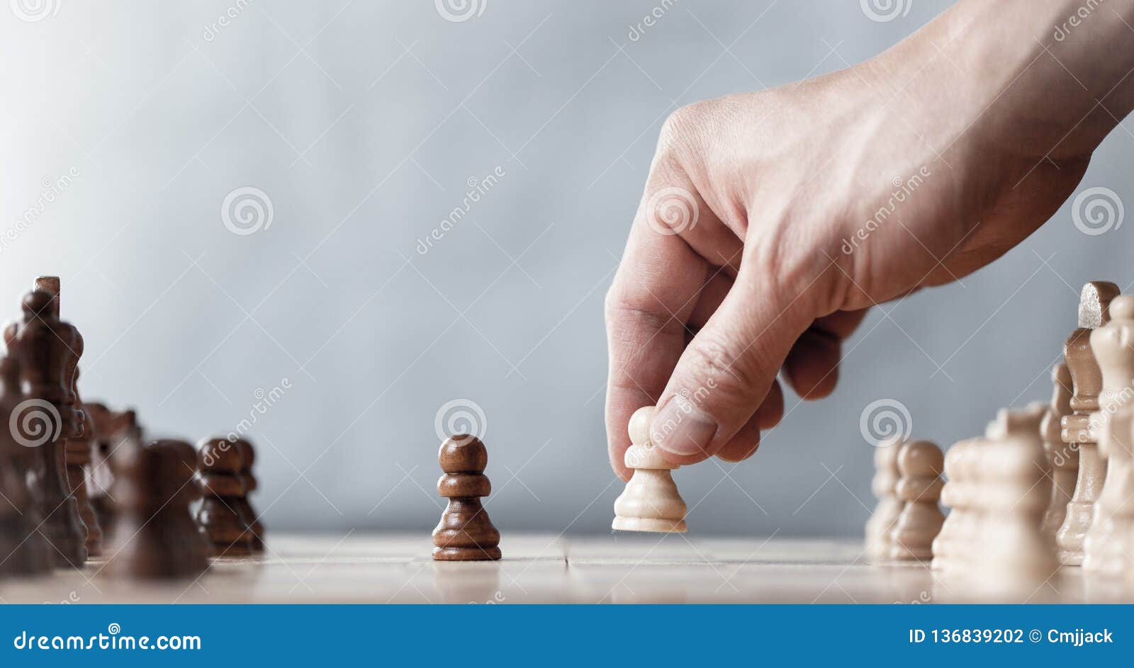 Jogador de xadrez masculino com figura branca na mão, movimento da