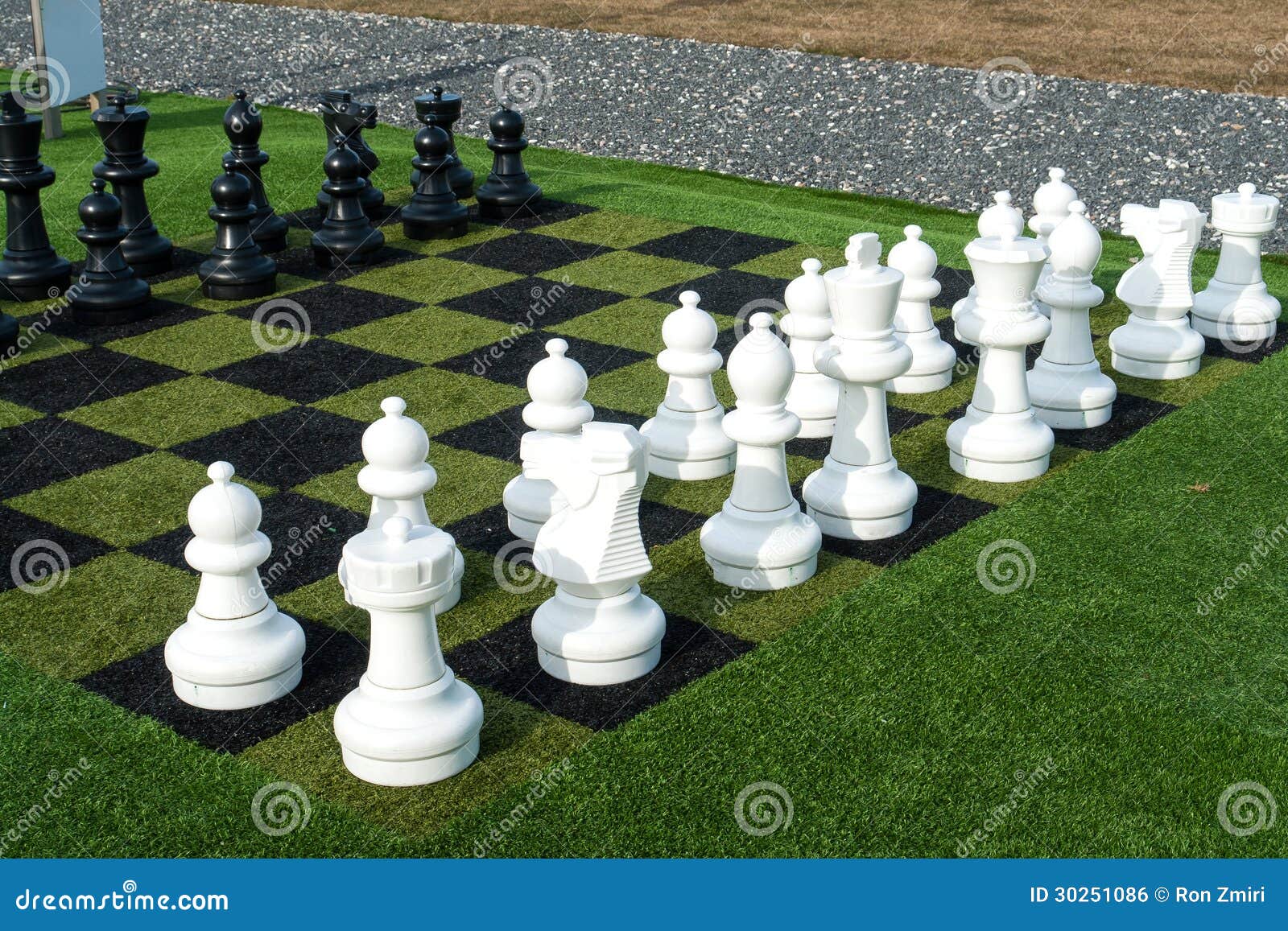 Jogos de xadrez gigantes na rua com peças grandes