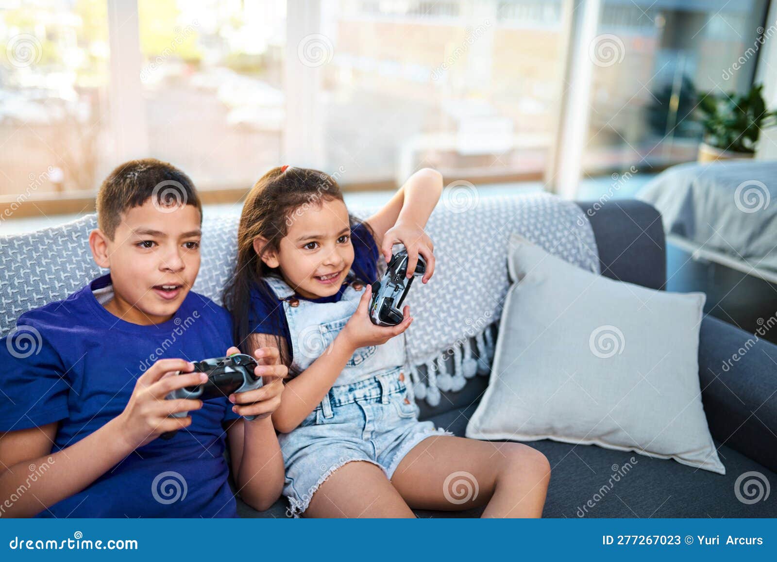 O Jogo Está Ficando Muito Intenso Agora. Duas Crianças Pequenas Sentadas  Num Sofá E Jogando Videogame Em Casa. Imagem de Stock - Imagem de menina,  junto: 277267023