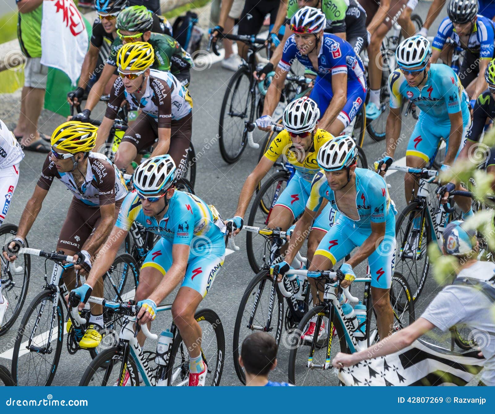 Colo de Peyresourde, França 23 de julho de 2014: Vincenzo Nibali que veste o jérsei amarelo dentro do peloton que escala a estrada ao colo de Peyresourde em montanhas de Pyrenees durante a fase 17 do Tour de France do Le o 23 de julho de 2014