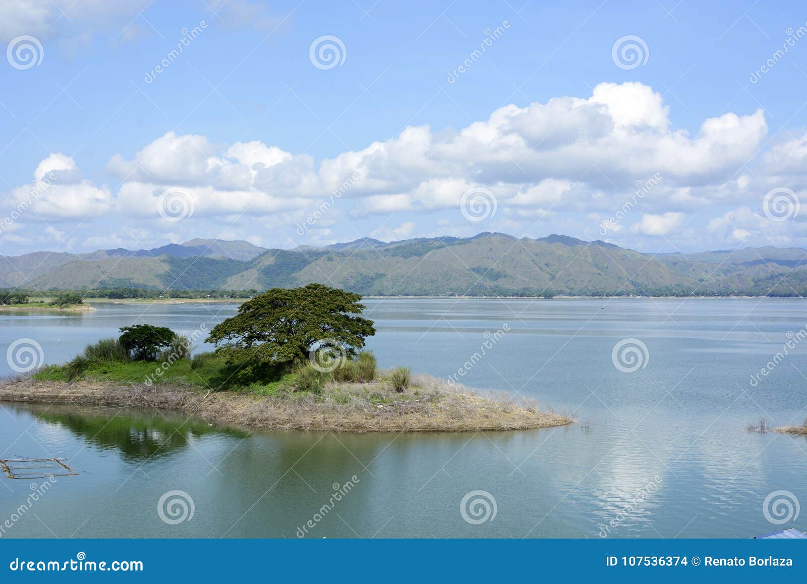 Alfonso Lista, Ifugao, Filipinas - 24 de abril de 2017: O lago enorme formou devido construção elétrica da represa de Magat à hidro, colocando cidades debaixo d'água