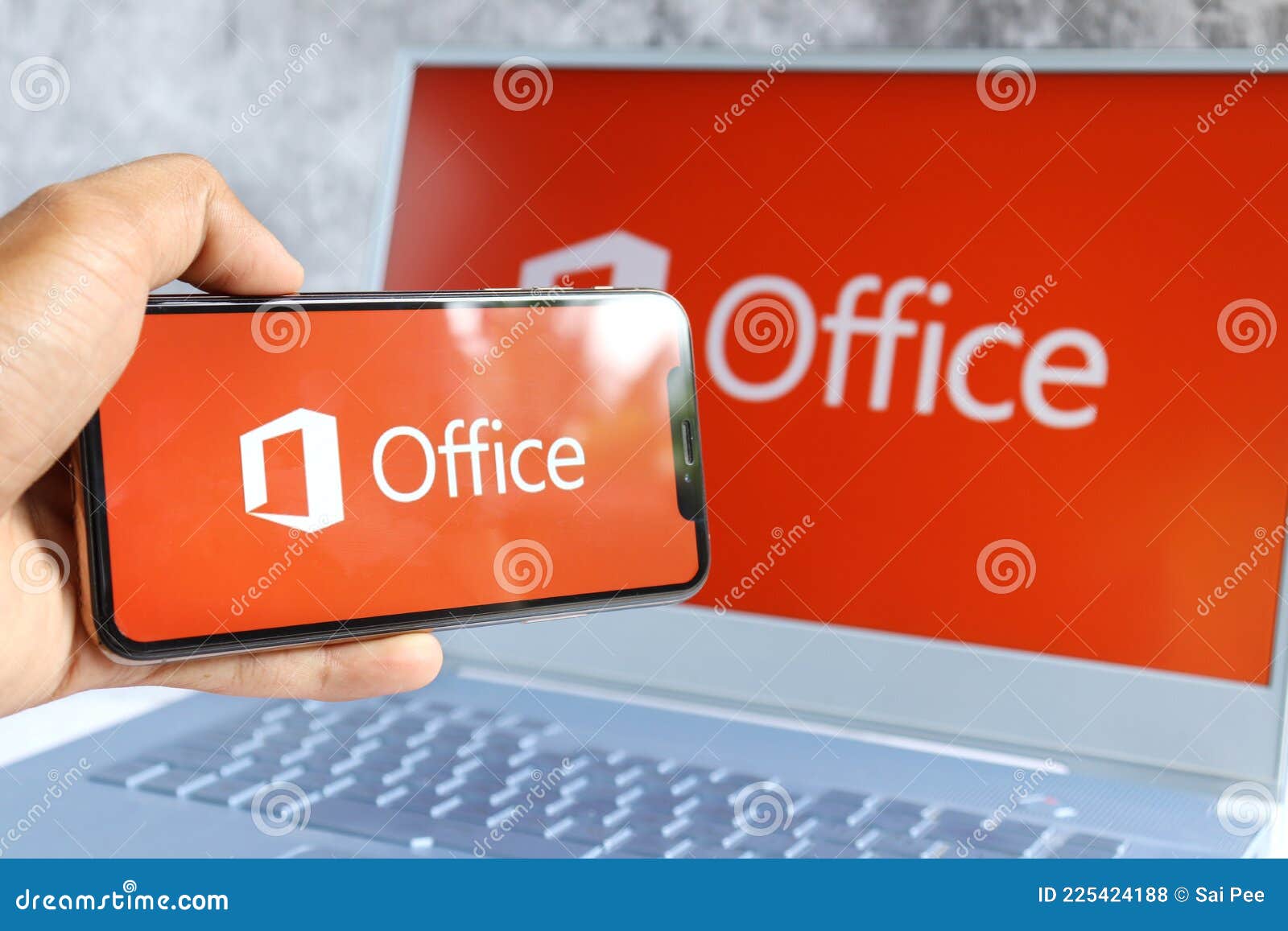 O Logotipo Do Microsoft Office Na Tela Do Computador E O Logotipo Do Microsoft  Office São Vistos Na Tela Do Telefone Celular Foto de Stock Editorial -  Imagem de dados, conceito: 225424188