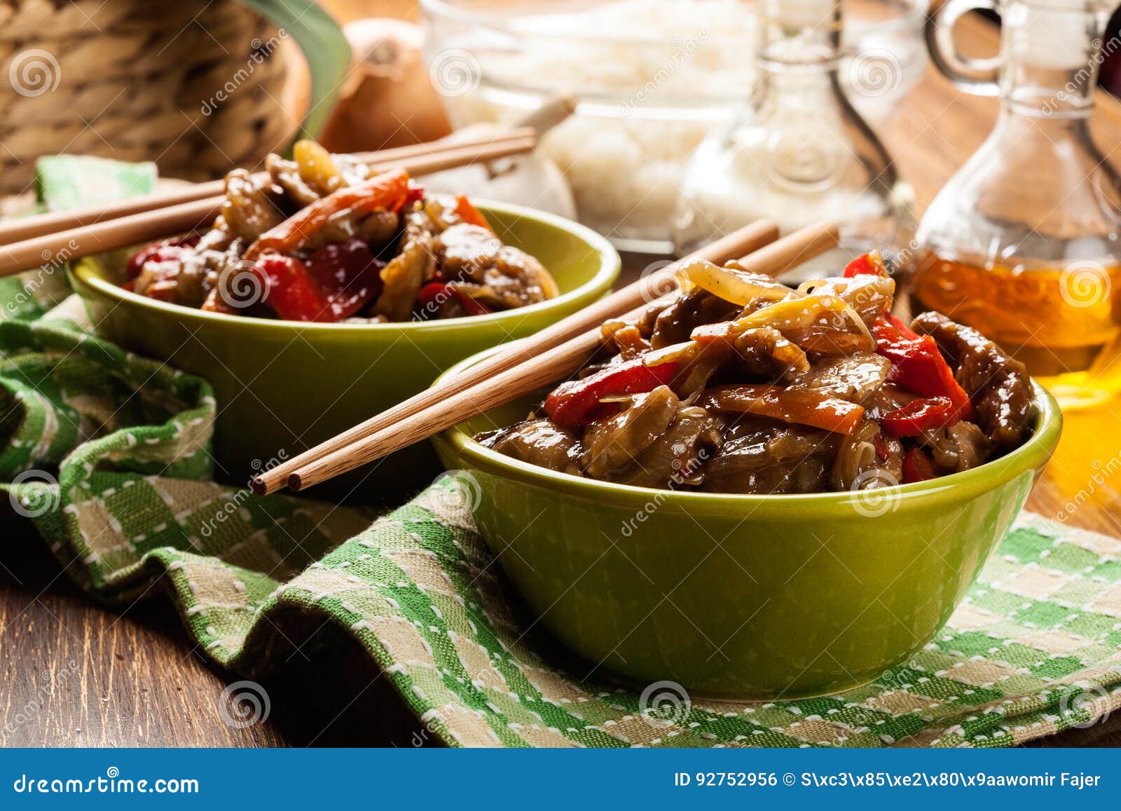 O lombo pegajoso chinês da carne de porco roasted com um sauc doce e saboroso. O lombo pegajoso chinês da carne de porco roasted com um molho doce e saboroso serviu com arroz fervido