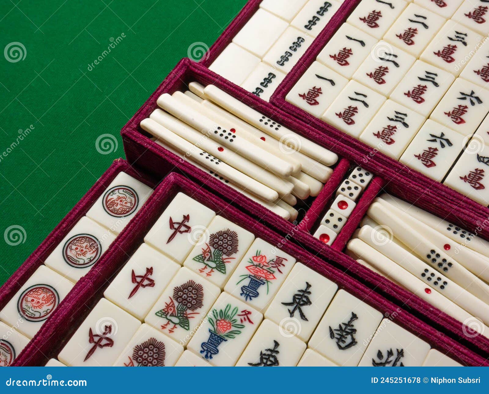 O Mahjong Na Mesa Antiga Jogo Asiático Fecha a Imagem Foto de Stock -  Imagem de casa, chinês: 245625624