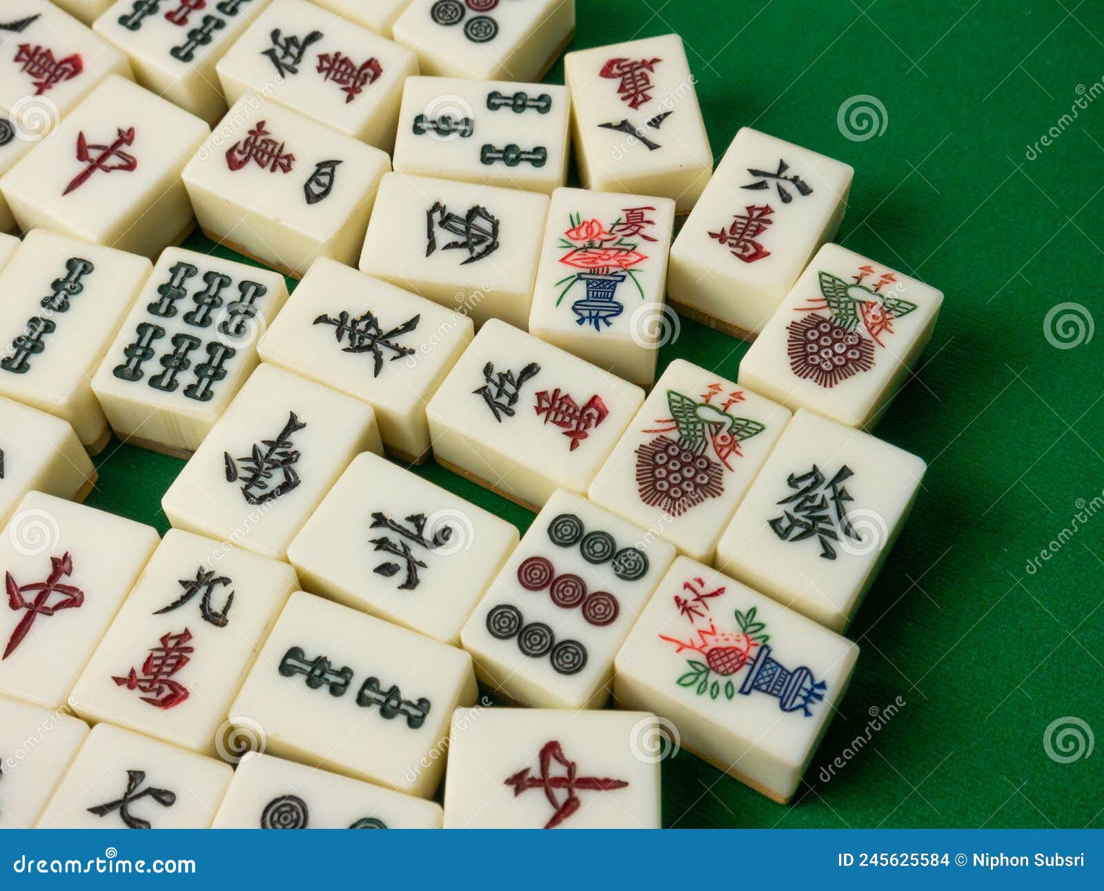 O Mahjong Na Mesa Antiga Jogo Asiático Fecha a Imagem Foto de Stock -  Imagem de casa, chinês: 245625624