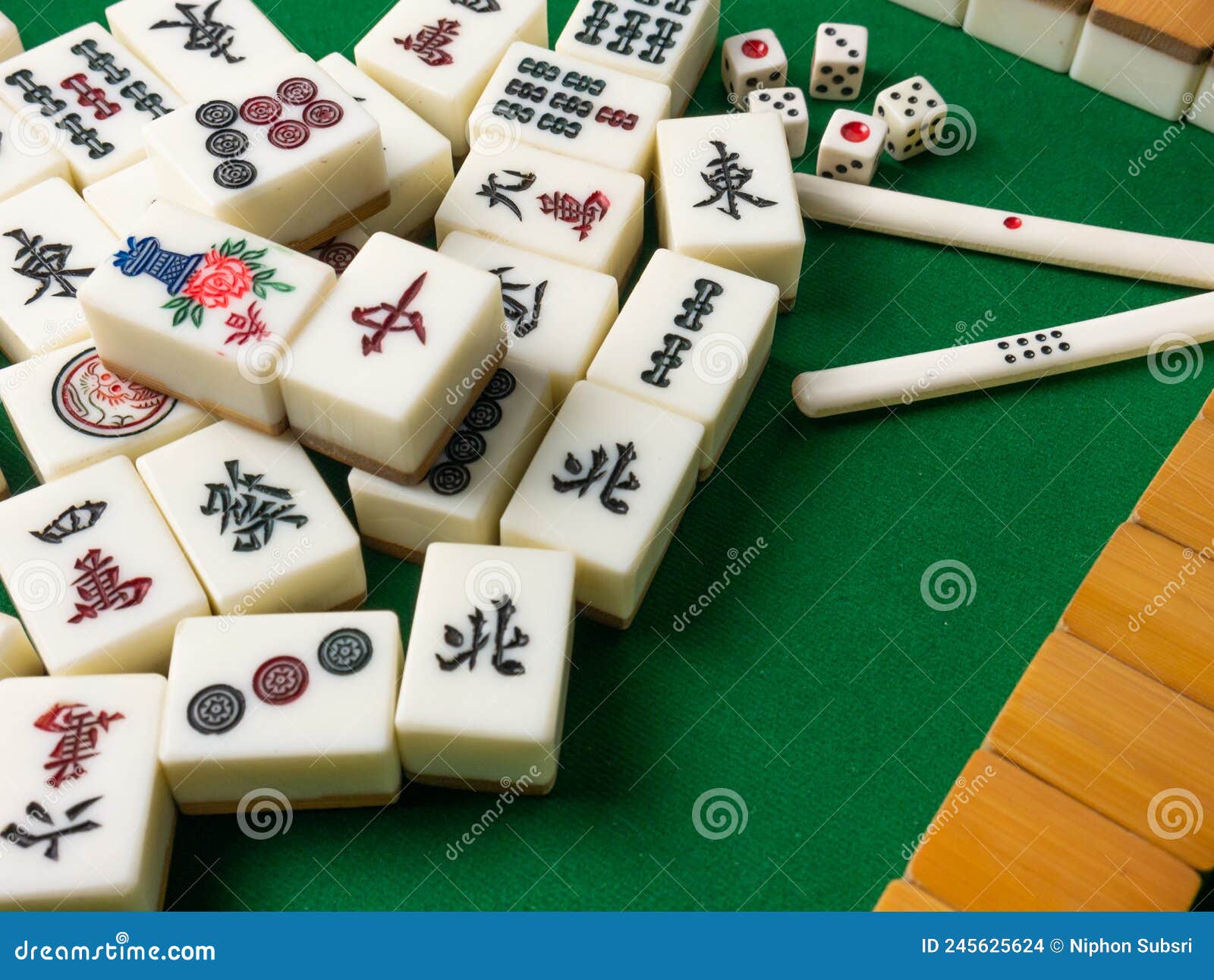 O Mahjong Na Mesa Antiga Jogo Asiático Fecha a Imagem Foto de Stock -  Imagem de casa, chinês: 245625624