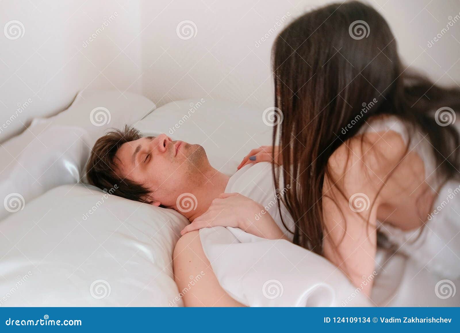 O Marido E a Esposa Têm O Sexo Na Manhã Foto de Stock imagem