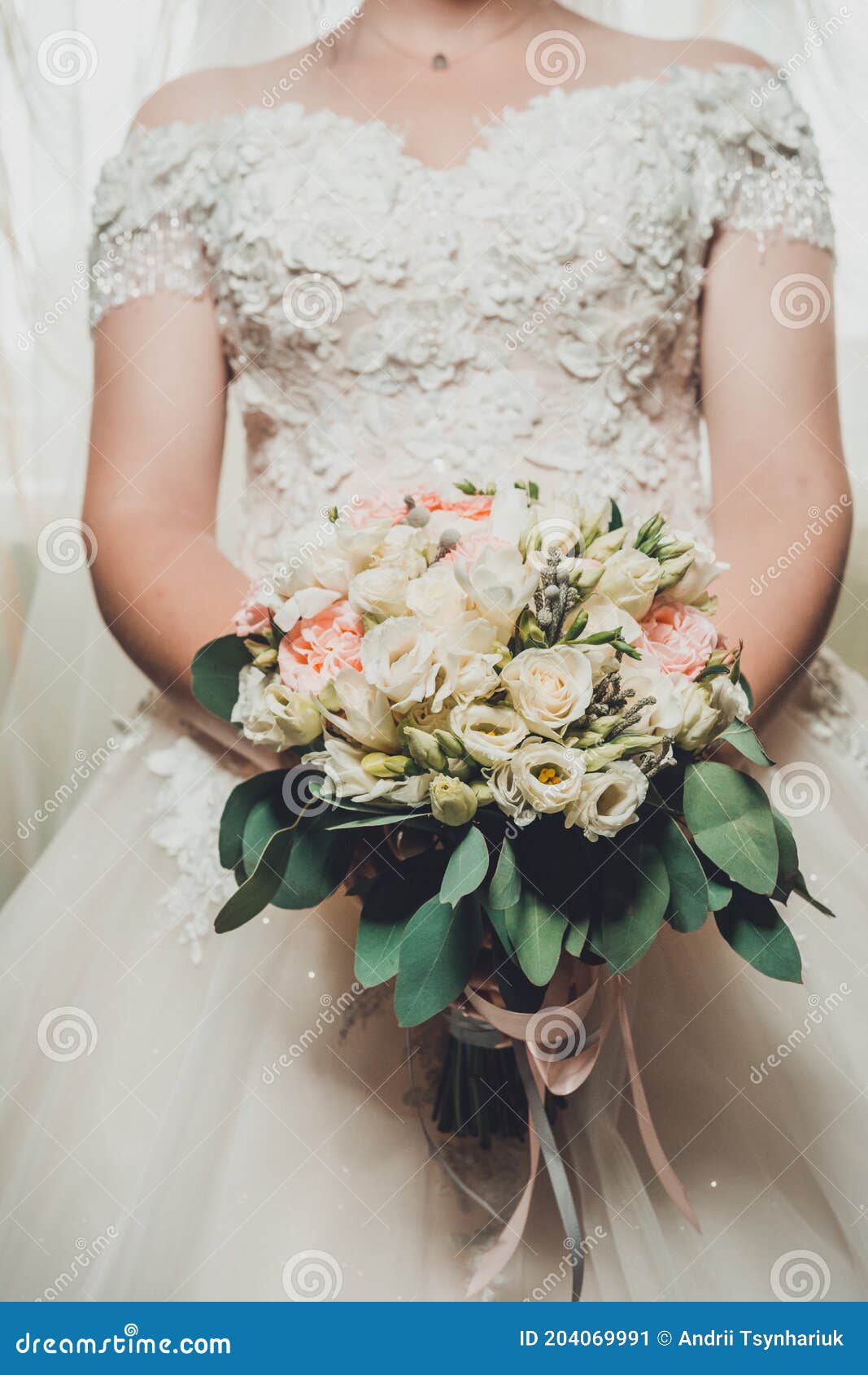 O Melhor Presente Para a Noiva, Um Buquê De Flores, Um Buquê De Noiva E  Madrinhas No Casamento Imagem de Stock - Imagem de retrato, bonito:  204069991