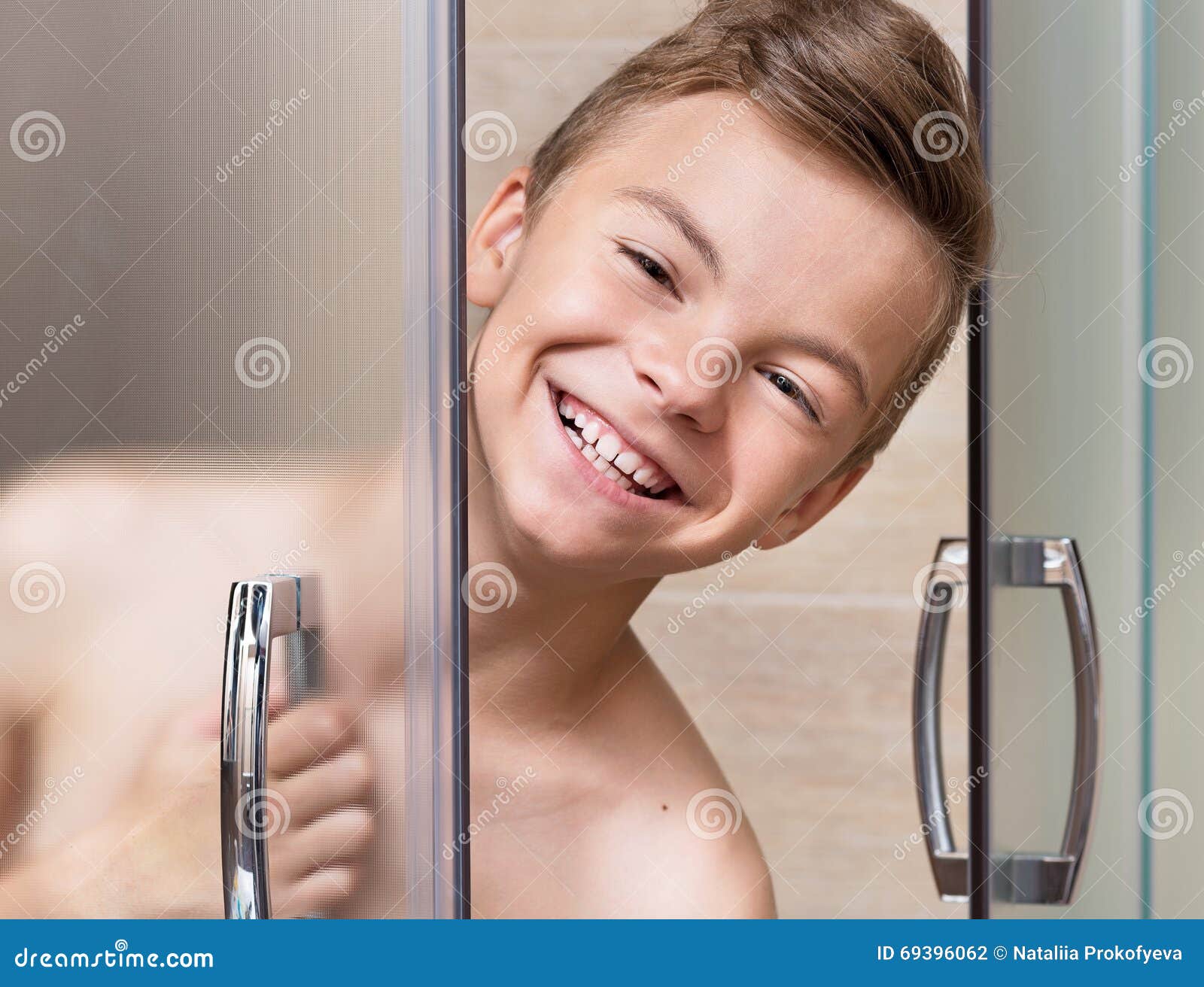 O Menino Adolescente Toma Um Chuveiro No Banheiro Foto De Stock Imagem De Toma Menino 69396062