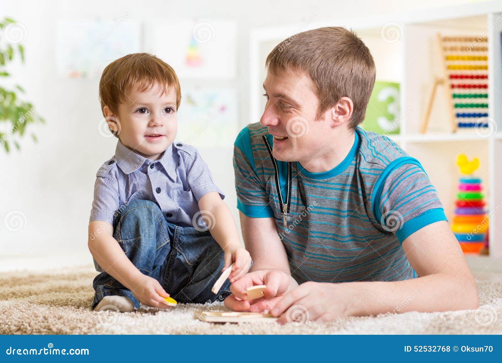 Garotinho De 2 Anos é Tocado Com Uma Pirâmide De Madeira. Brinquedos  Lógicos Educativos Para Crianças. Jogos Montessori Para Crian Foto de Stock  - Imagem de eduque, jogo: 201508416