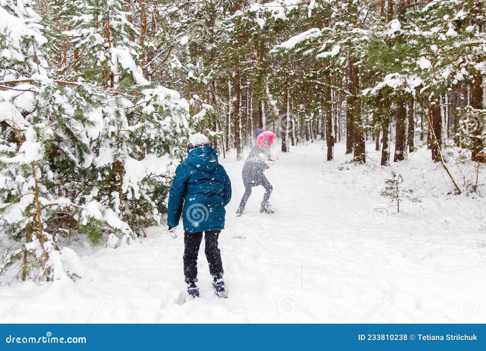 Engraçado menina criança brincando em bolas de neve. inverno jogo de  inverno para crianças. criança se divertindo na época do natal