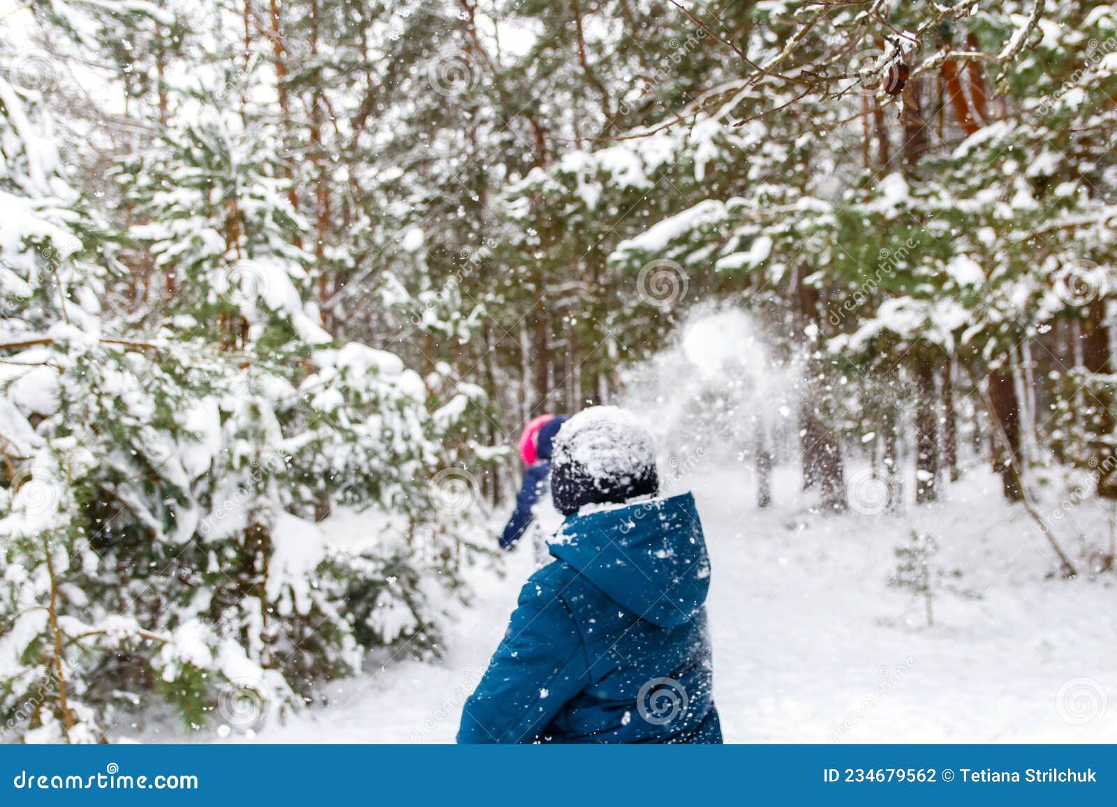 Engraçado menina criança brincando em bolas de neve. inverno jogo de  inverno para crianças. criança se divertindo na época do natal