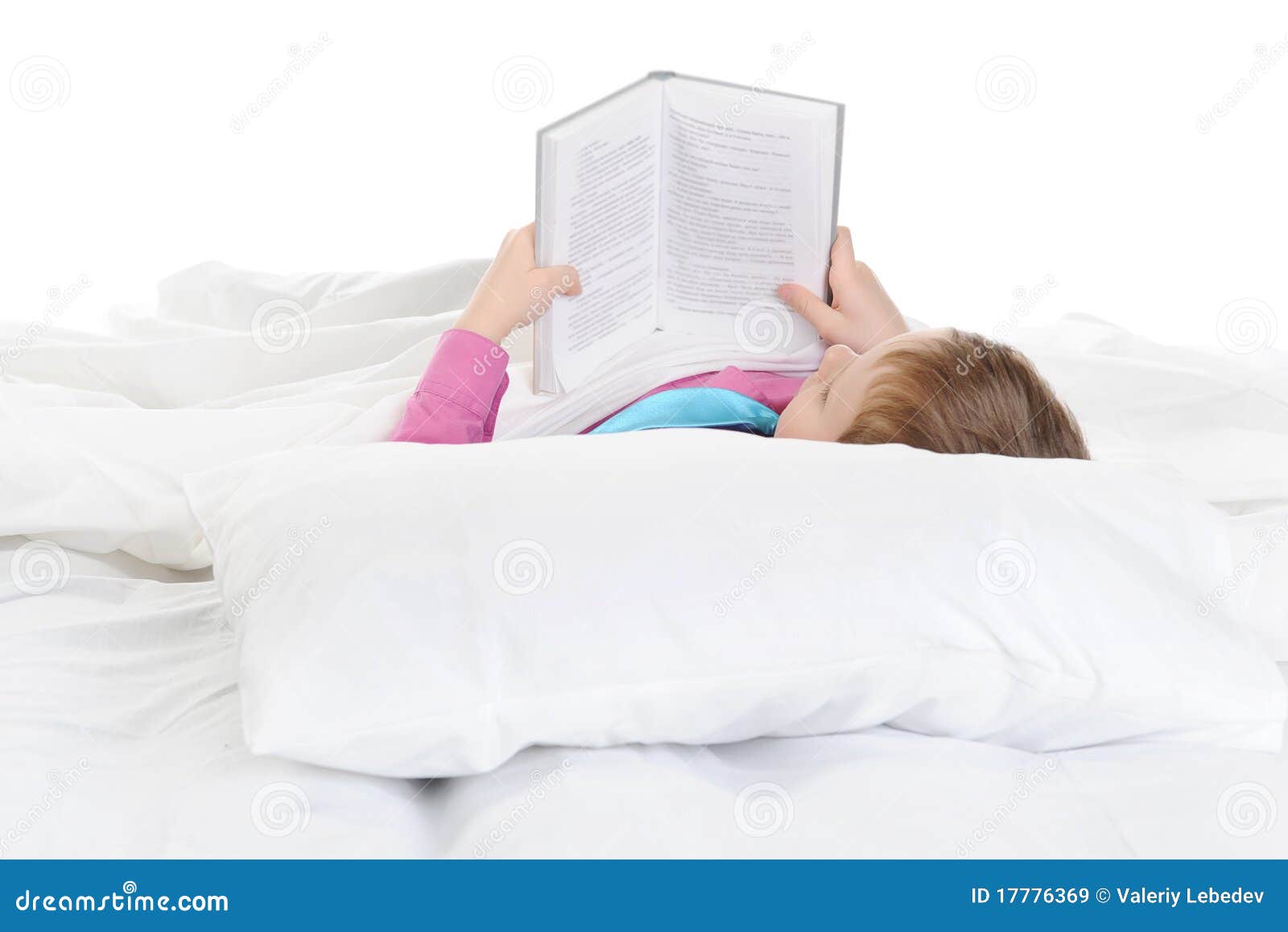 Читать лежа вредно лежа на горячем песке. Чтение лежа. Кровать книжка детская. Мальчик с книгой на кровати. Чтение лёжа ребёнок.