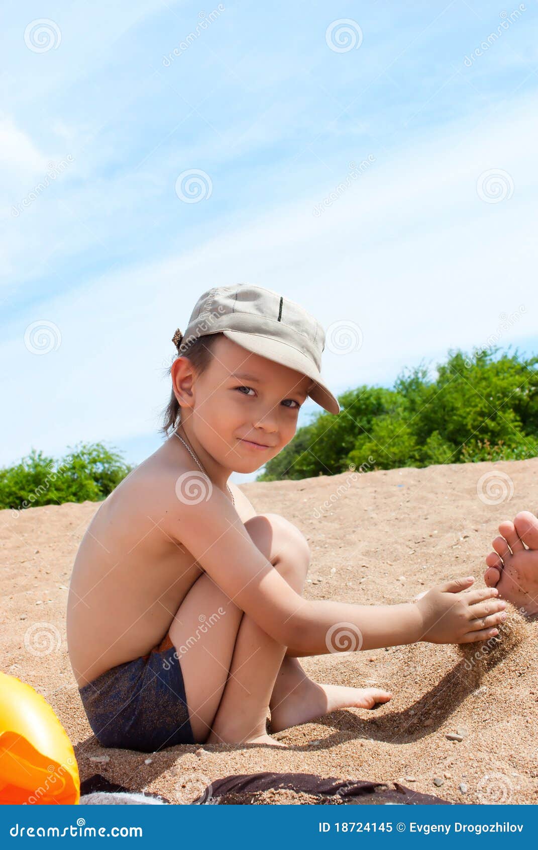 O menino que joga na praia. Menino bonito que joga na praia