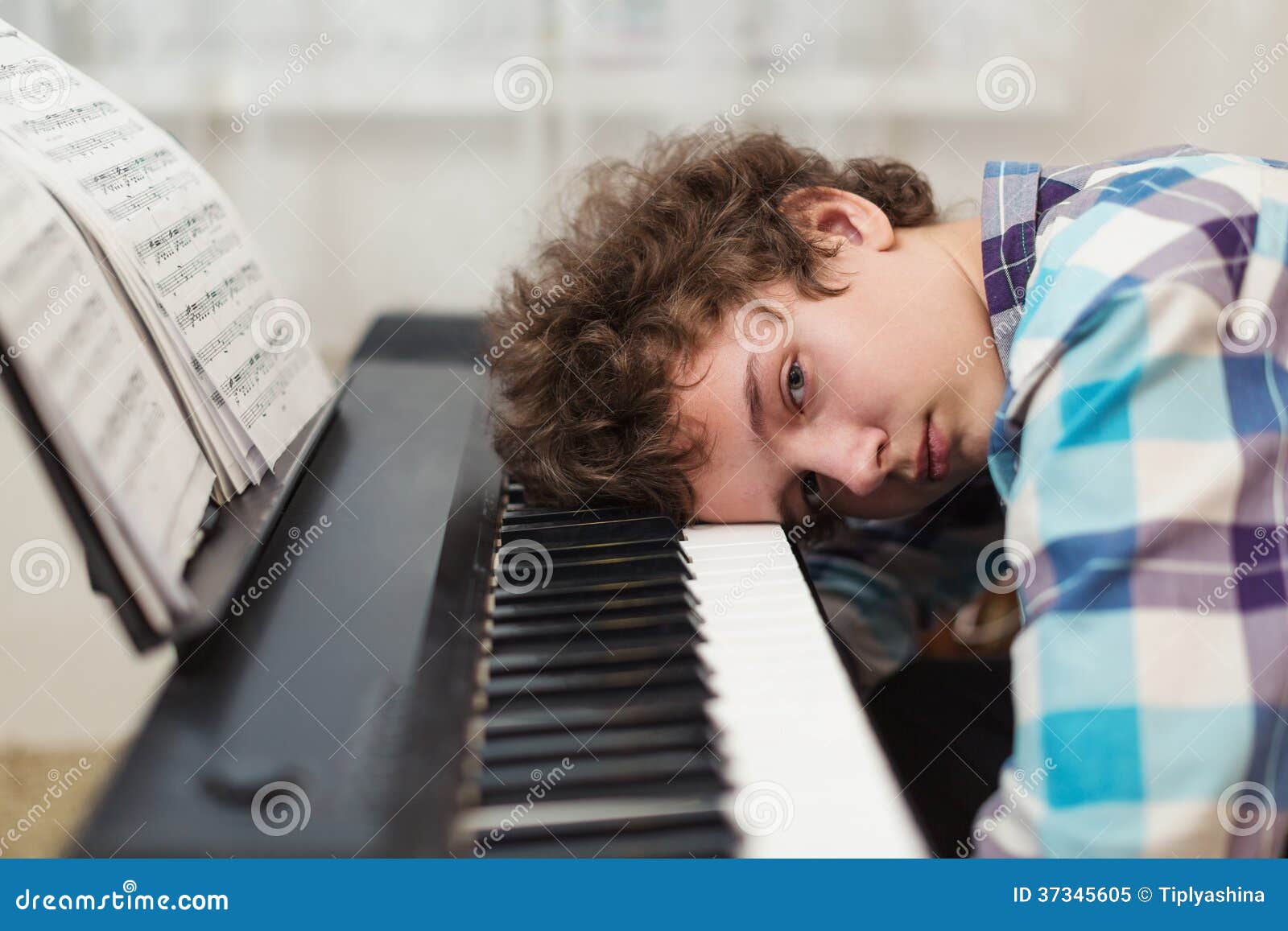 Foto de Garoto Adolescente Jogo Eletrônico Teclado De Piano e mais