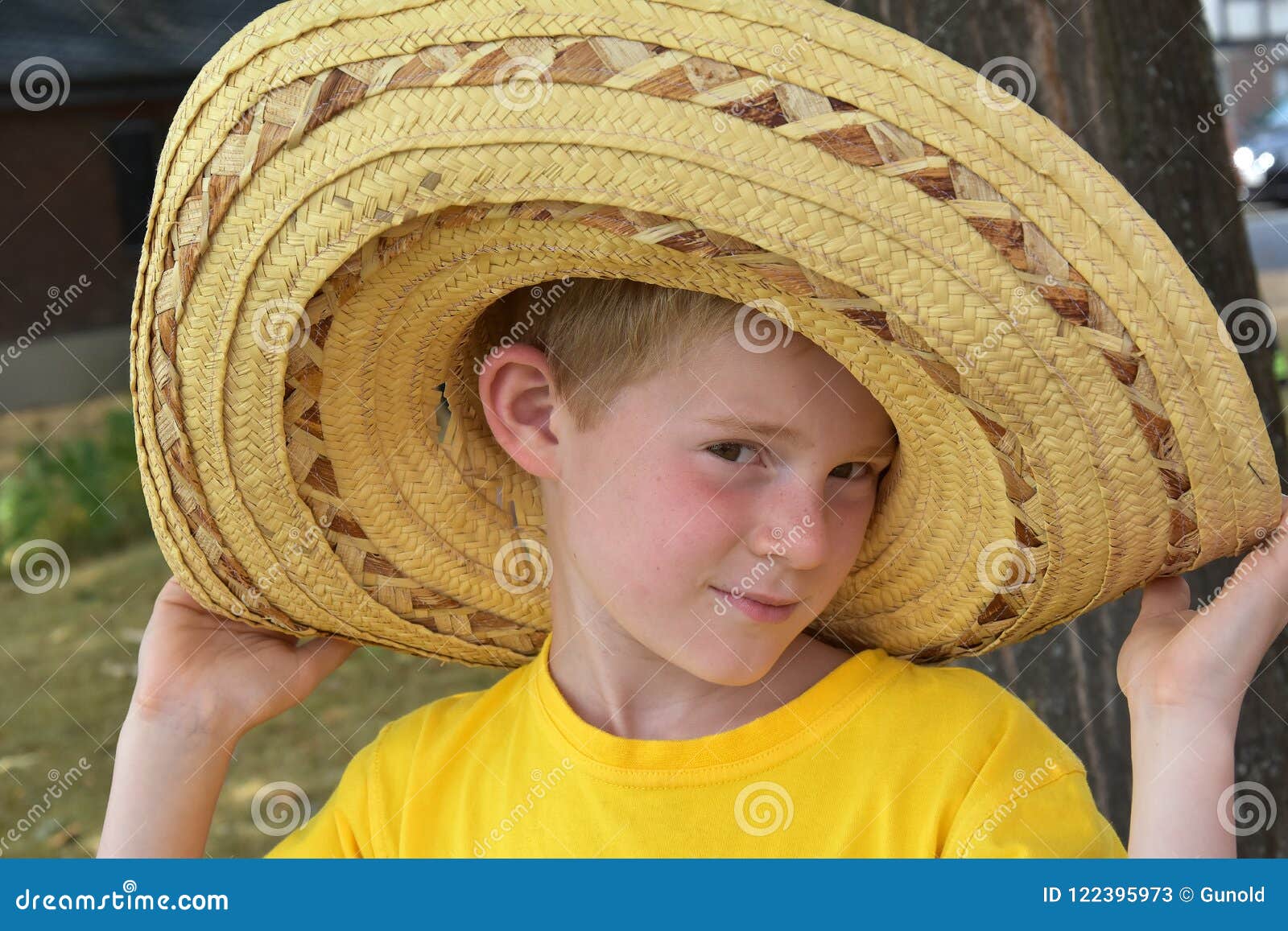 O Menino Veste Um Chapéu De Palha Mexicano Grande Imagem de Stock - Imagem  de prazer, felicidade: 122395973