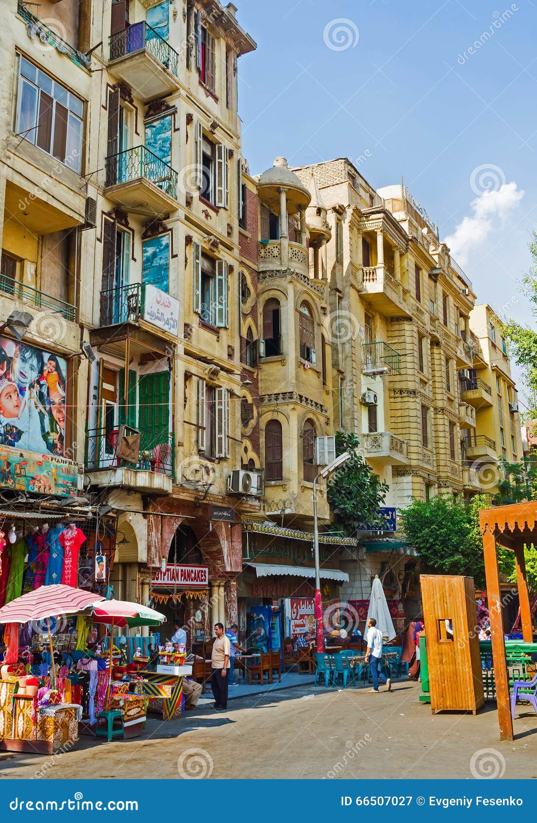 O mercado no Cairo velho. O CAIRO, EGIPTO - 10 DE OUTUBRO DE 2014: Cada rua da cidade velha pode transformar-se a área de comércio, lá é muitos mercados espontâneos e a constante para e lojas, o 10 de outubro no Cairo