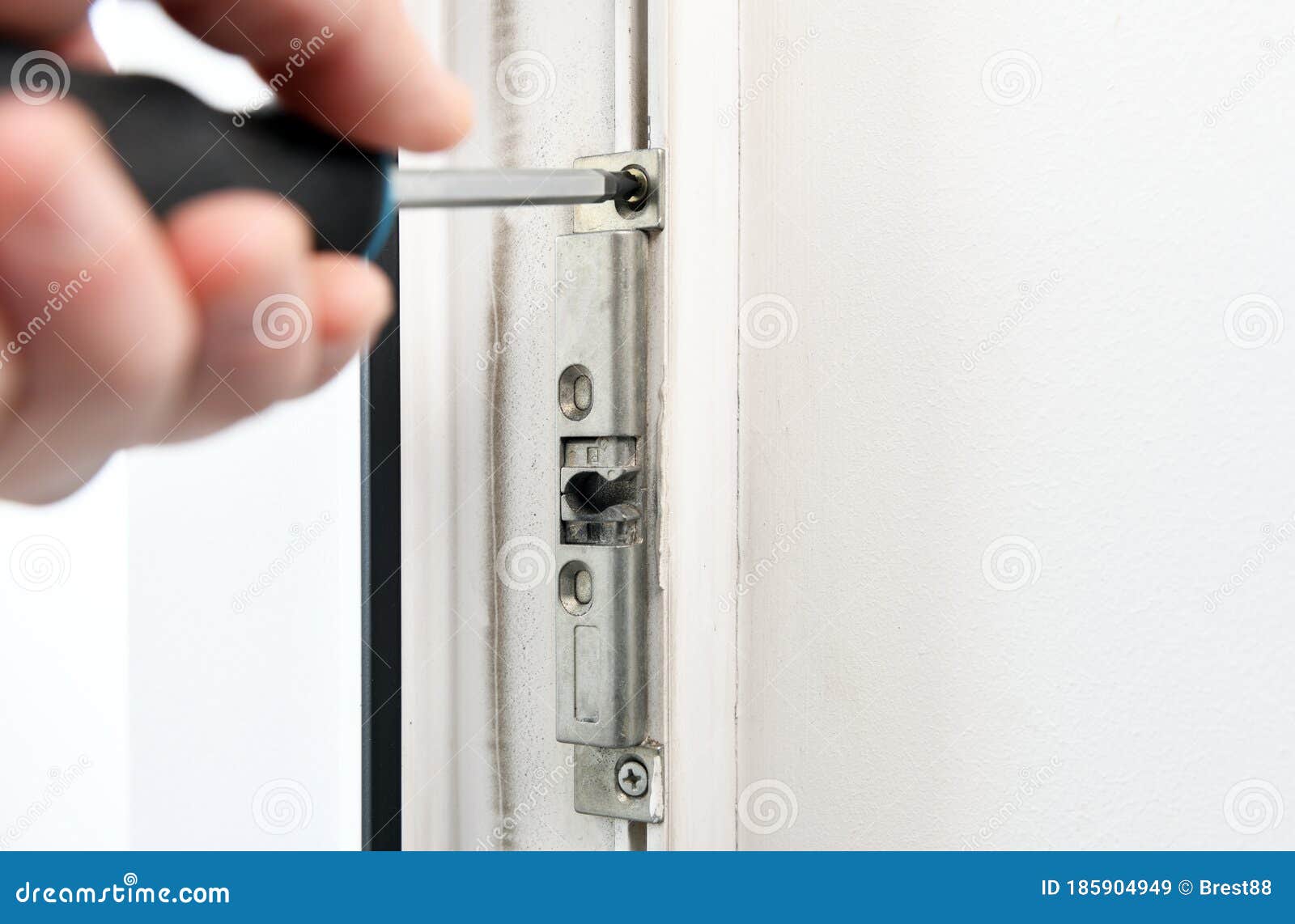 O mestre ajusta os encaixes nas portas. a porta de plástico