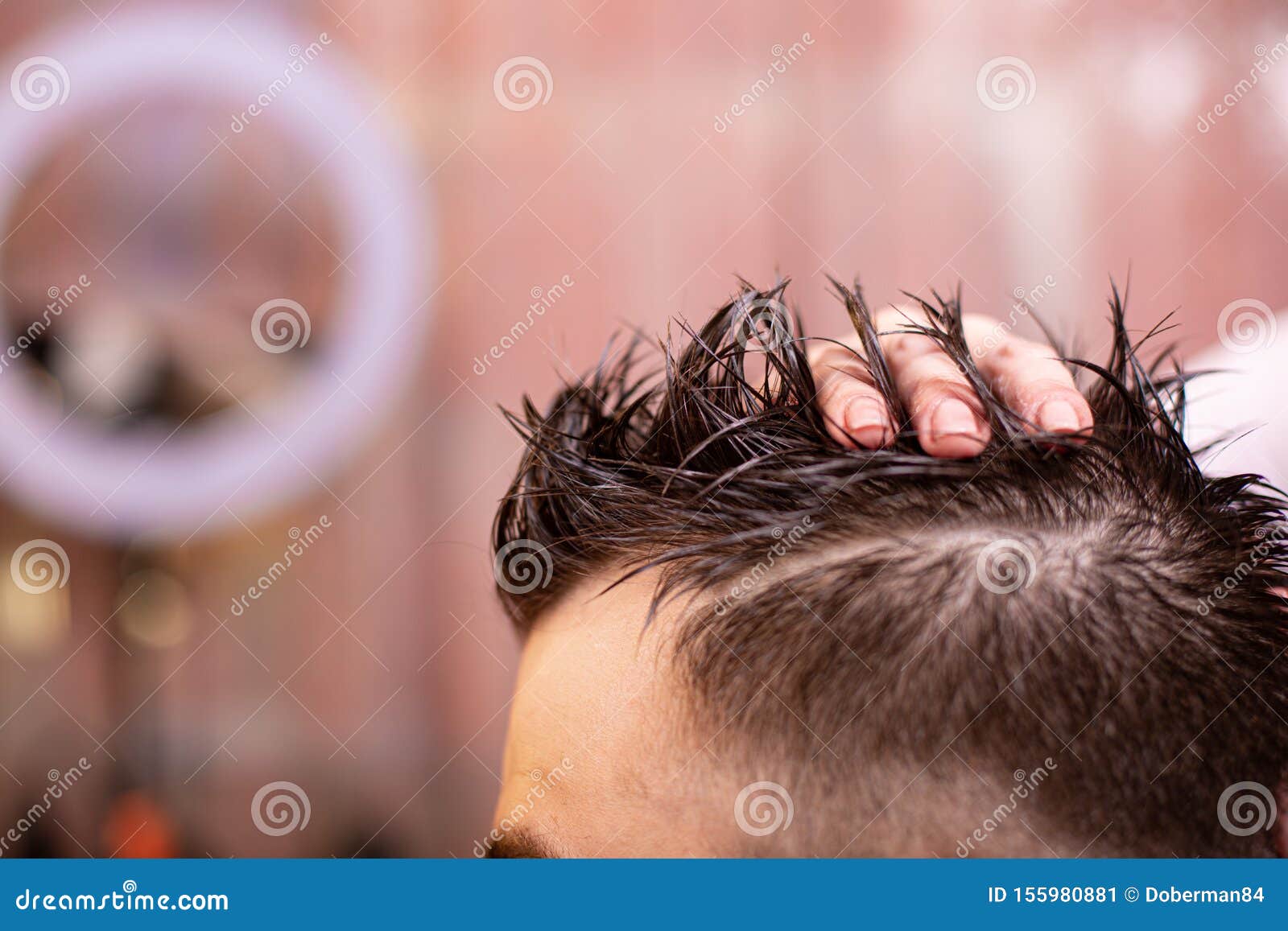 Mestre cabeleireiro faz penteado feminino com secador de cabelo e produtos  para o cabelo