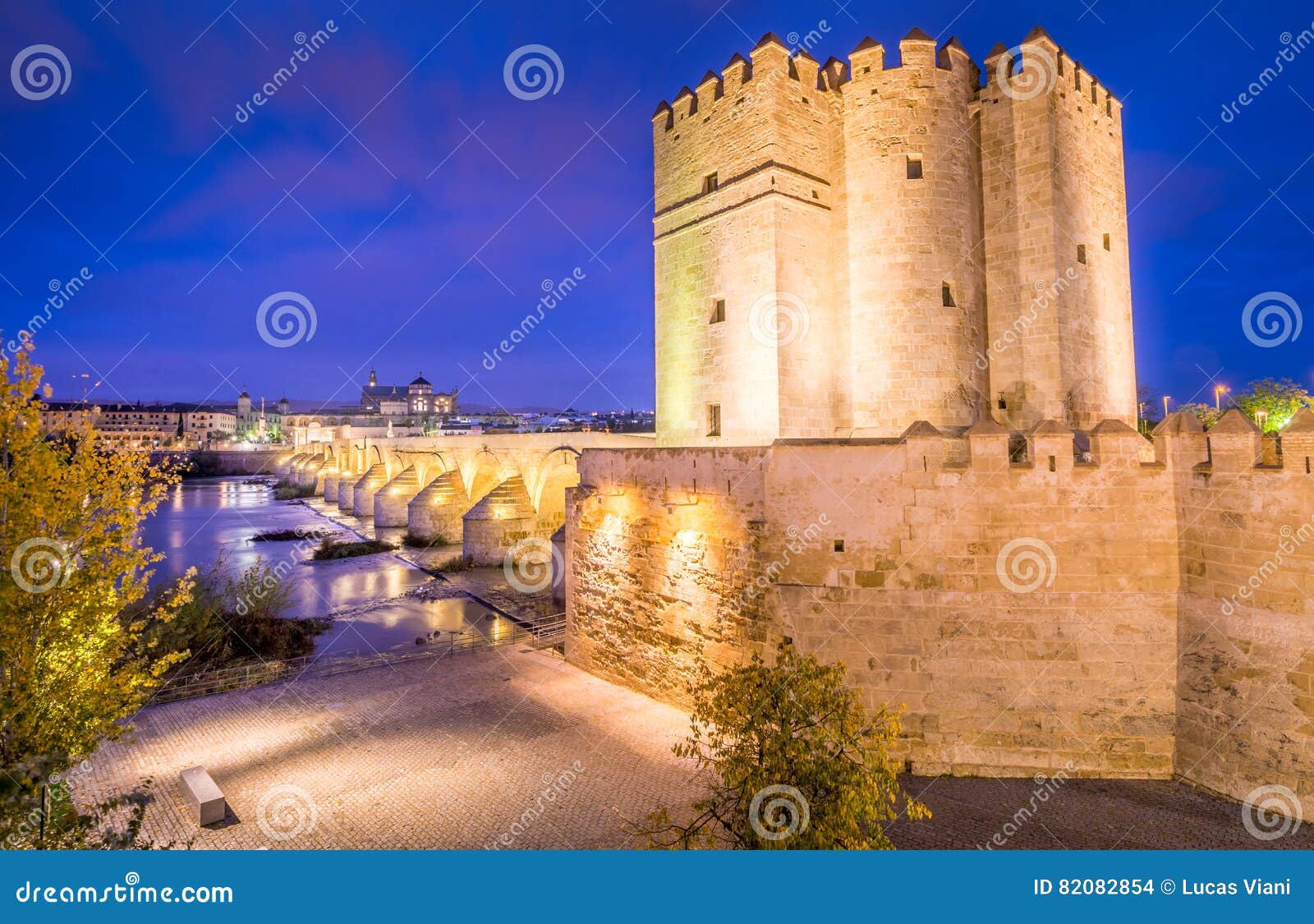 O Mezquita e a ponte romana de Córdova. A ponte romana de Córdova, Espanha, foi construída no século I adiantado BC e cruza o rio de Guadaquivir, conduzindo à catedral de Mezquita