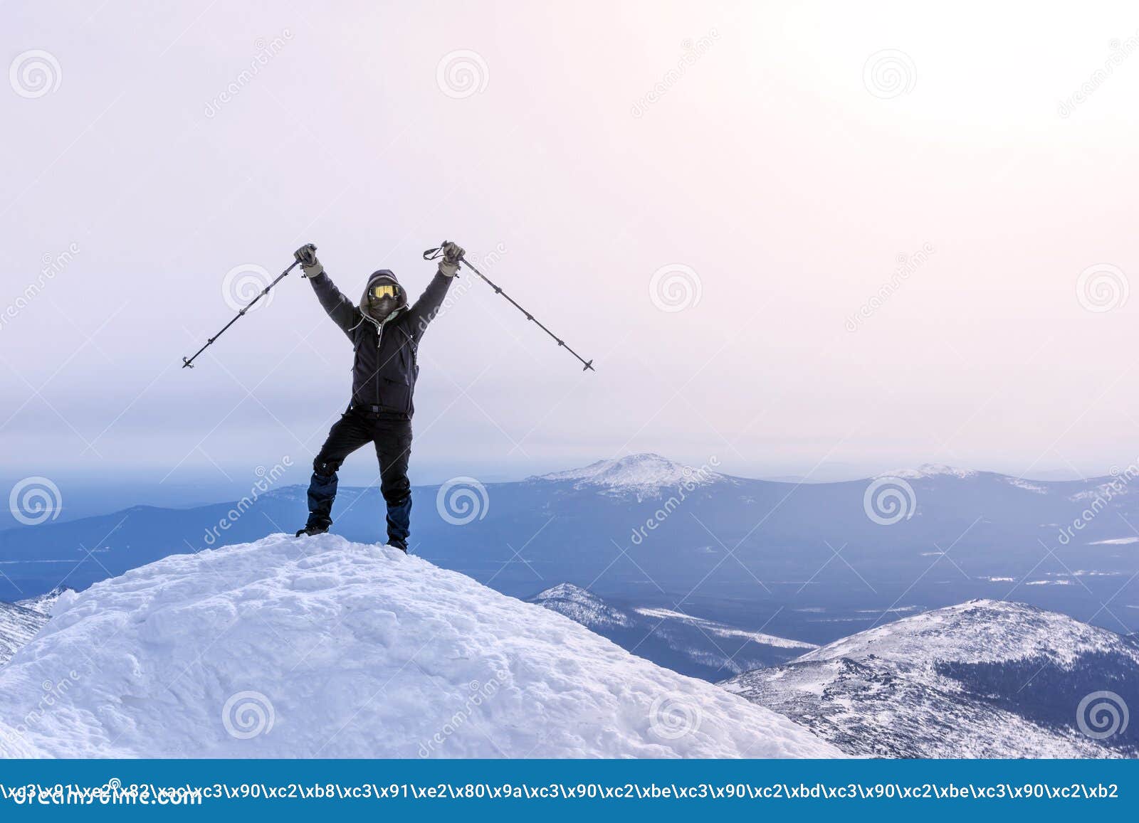 O montanhista exulta, alcançando a parte superior da montanha. O montanhista exulta alcançando a parte superior do pico de montanha