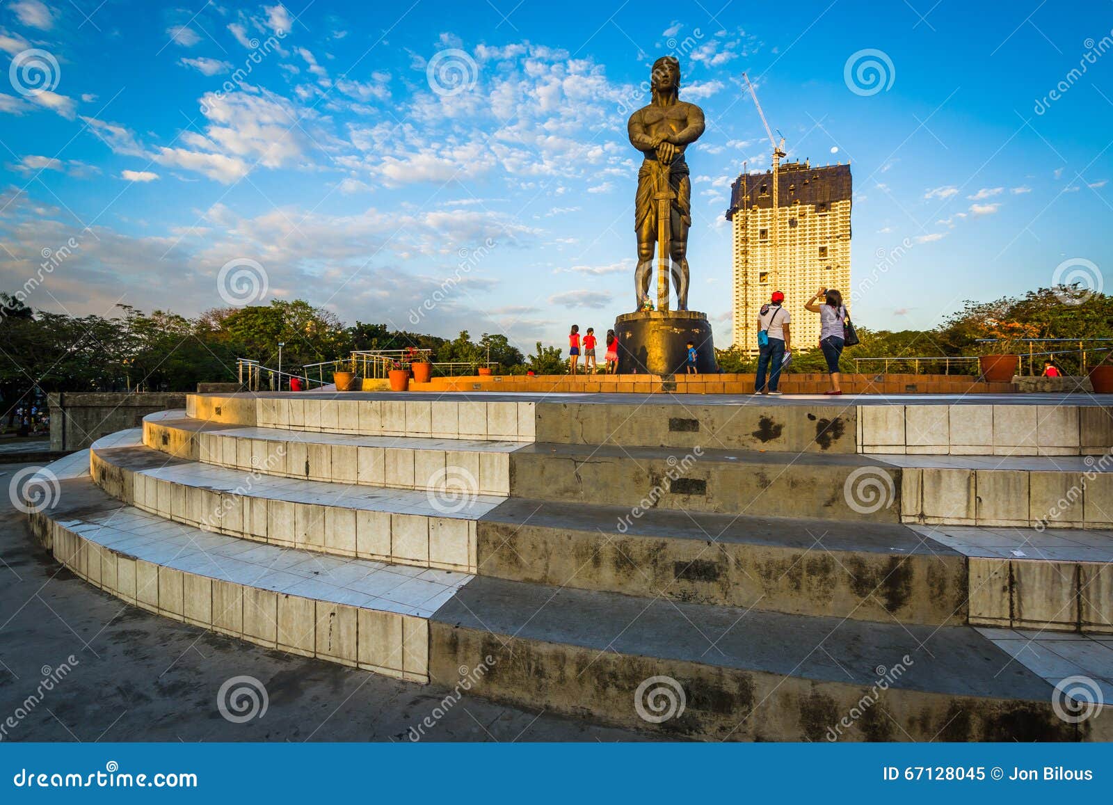 O monumento de Lapu Lapu no parque de Rizal, em Ermita, Manila, as Filipinas