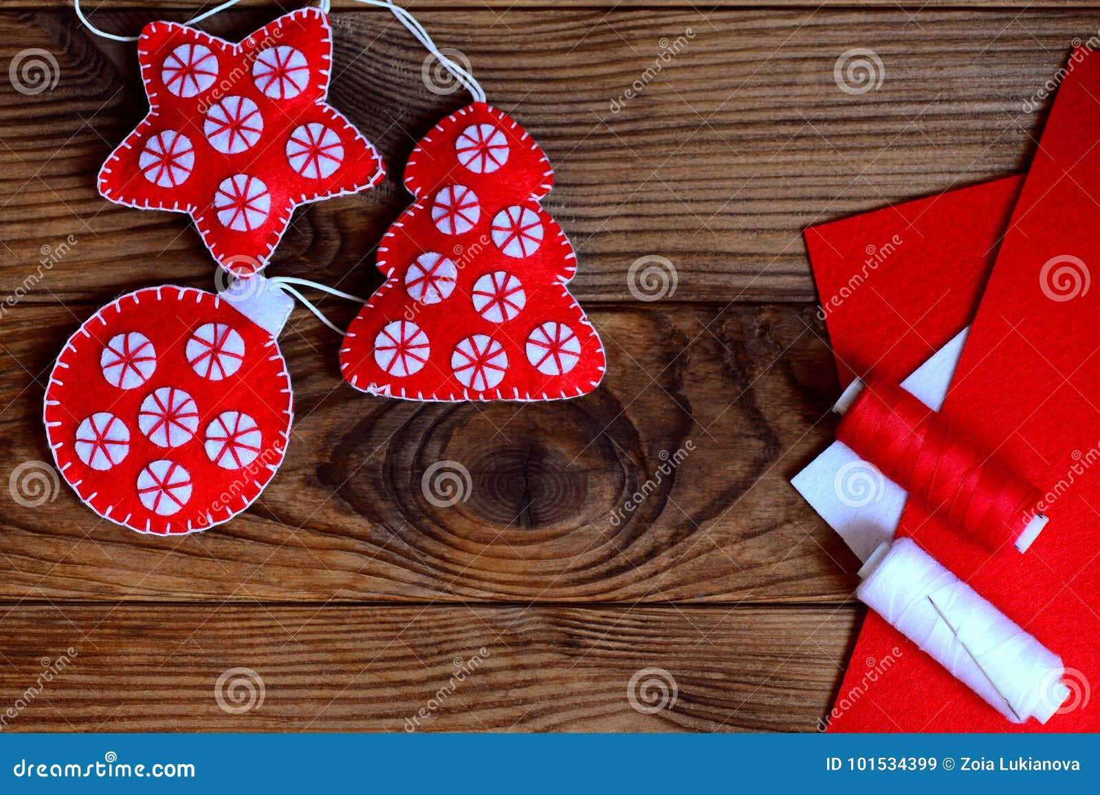 O Natal Fácil Crafts Ornamento Estrela De Feltro, árvore De Natal E Bola Em Um Fundo De Madeira Marrom Com Copyspace Oficina Da C Imagem de Stock - Imagem de tela, placa: O Natal Fácil Crafts Ornamento Estrela De Feltro, árvore De Natal E Bola Em Um Fundo De Madeira Marrom Com Copyspace Oficina Da C Imagem de Stock - Imagem de tela, placa: