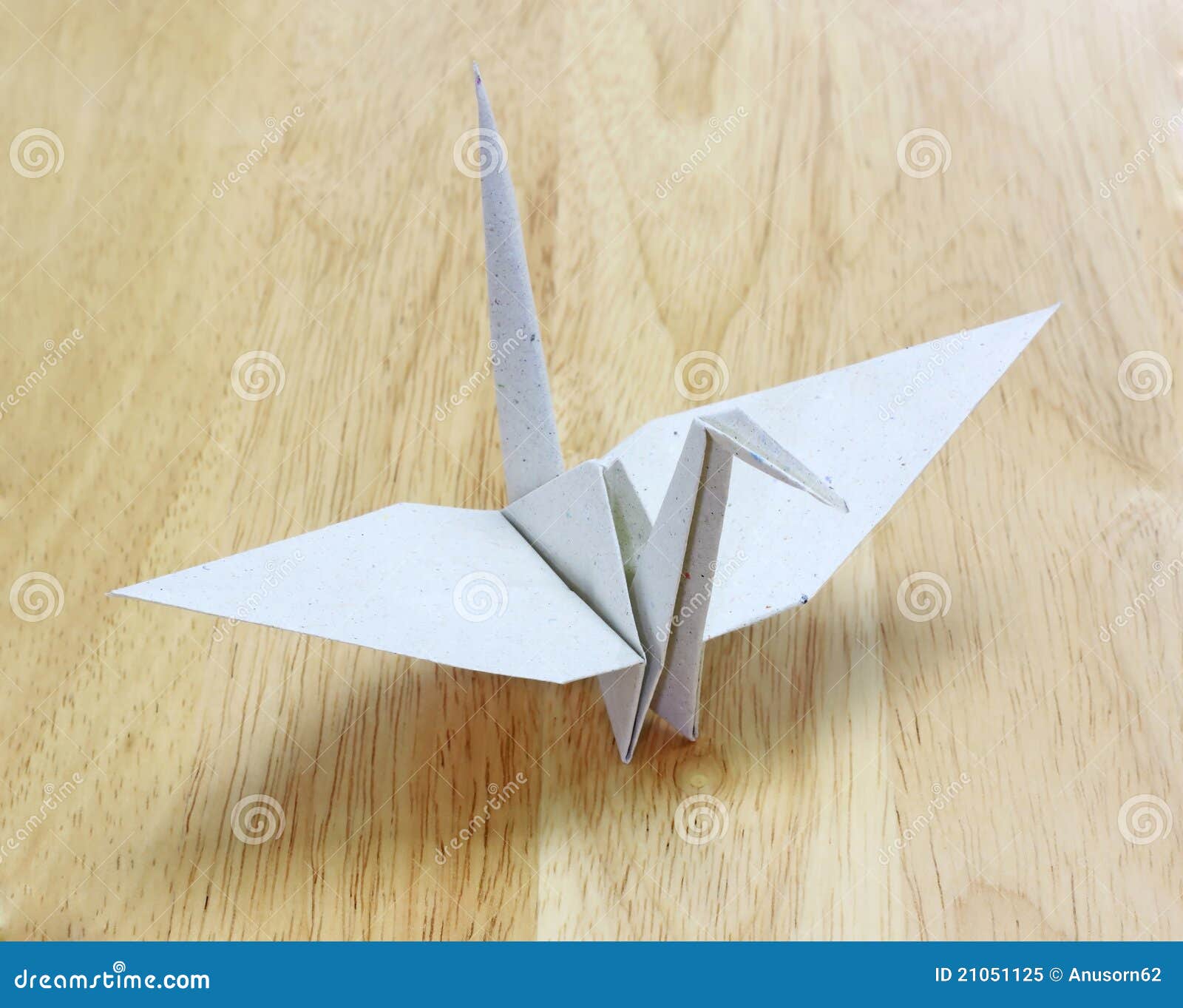 O Pássaro De Origami Feito De Recicl O Papel No Assoalho De