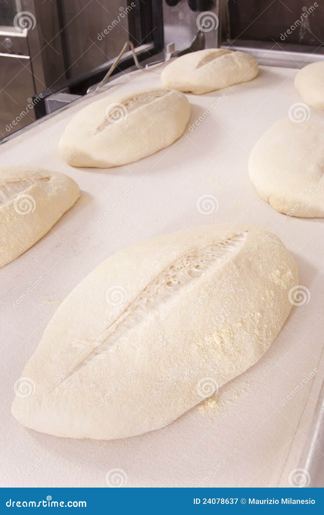 O padeiro faz o pão. O padeiro amassa a farinha em uma prateleira, para fazer o pão