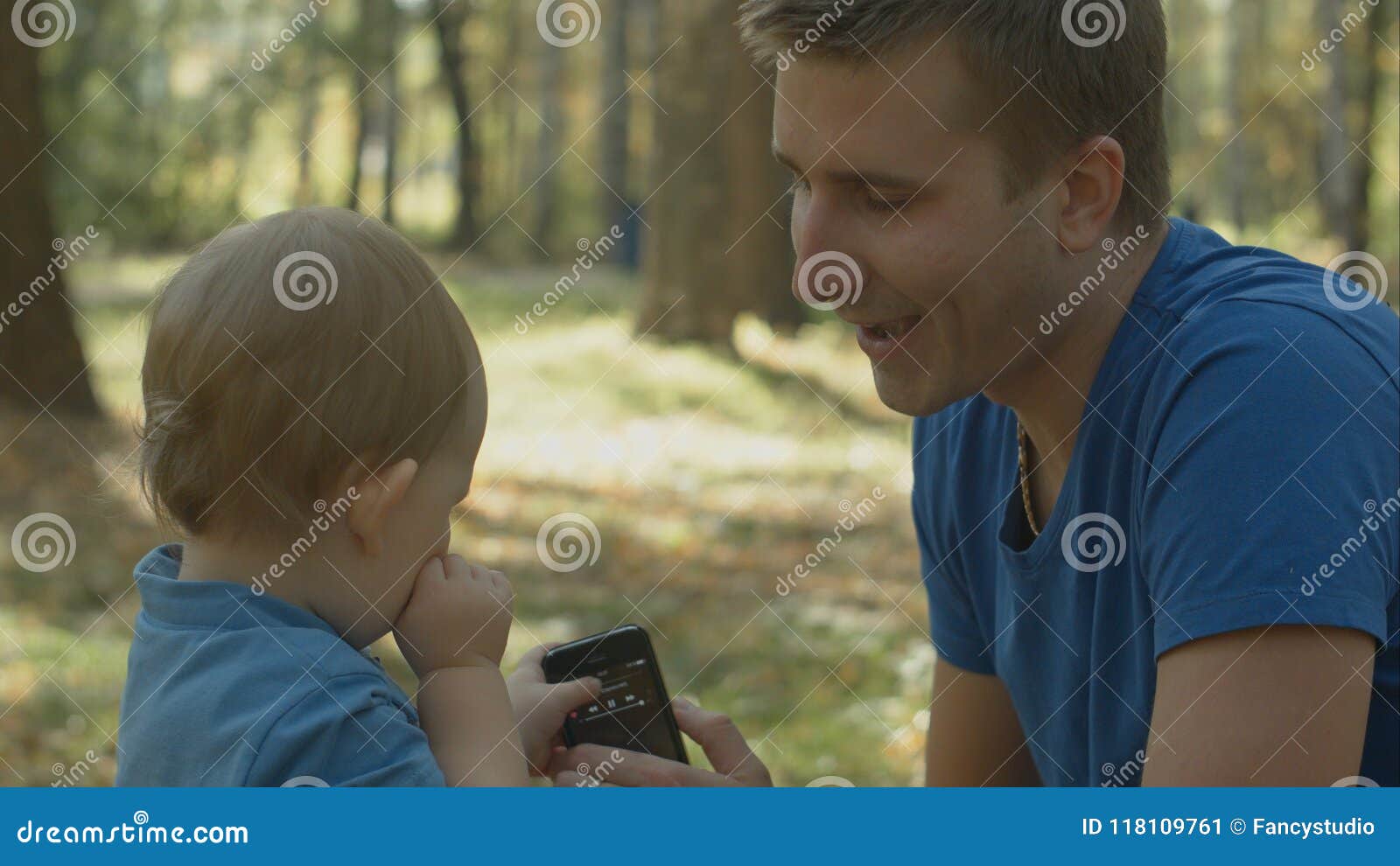 Garoto animado jogando jogo no celular. dois pais ajudando o filho