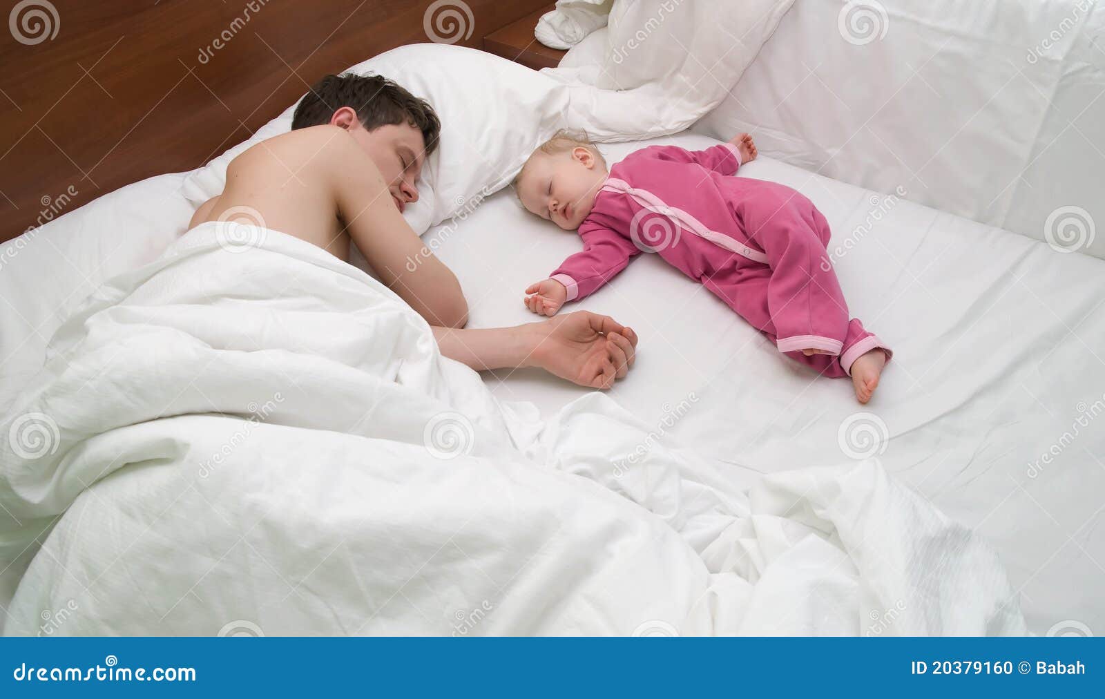 Спящую дочь на кровати. Сон с ребенком в одной кровати.