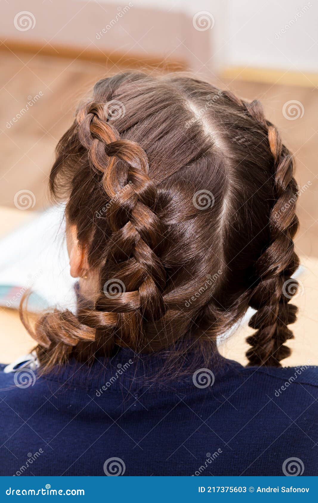 O Penteado Das Meninas é Travado Em Duas Tranças Com Uma Parada Fechada.  Imagem de Stock - Imagem de feito, cabeleireiro: 217375603