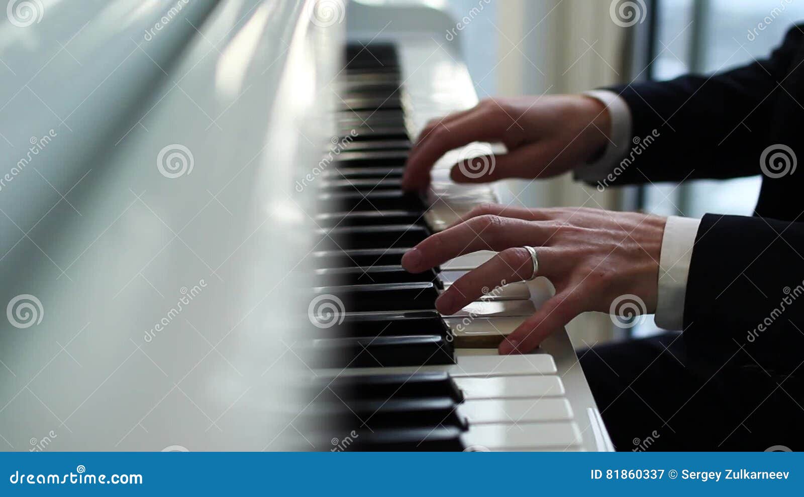 Feche Acima Dos Dedos Do Pianista Nas Chaves Do Piano, No Solo Dos Jogos  Dos Braços Da Música Ou Na Melodia Nova Mãos Do Músico M Imagem de Stock -  Imagem de