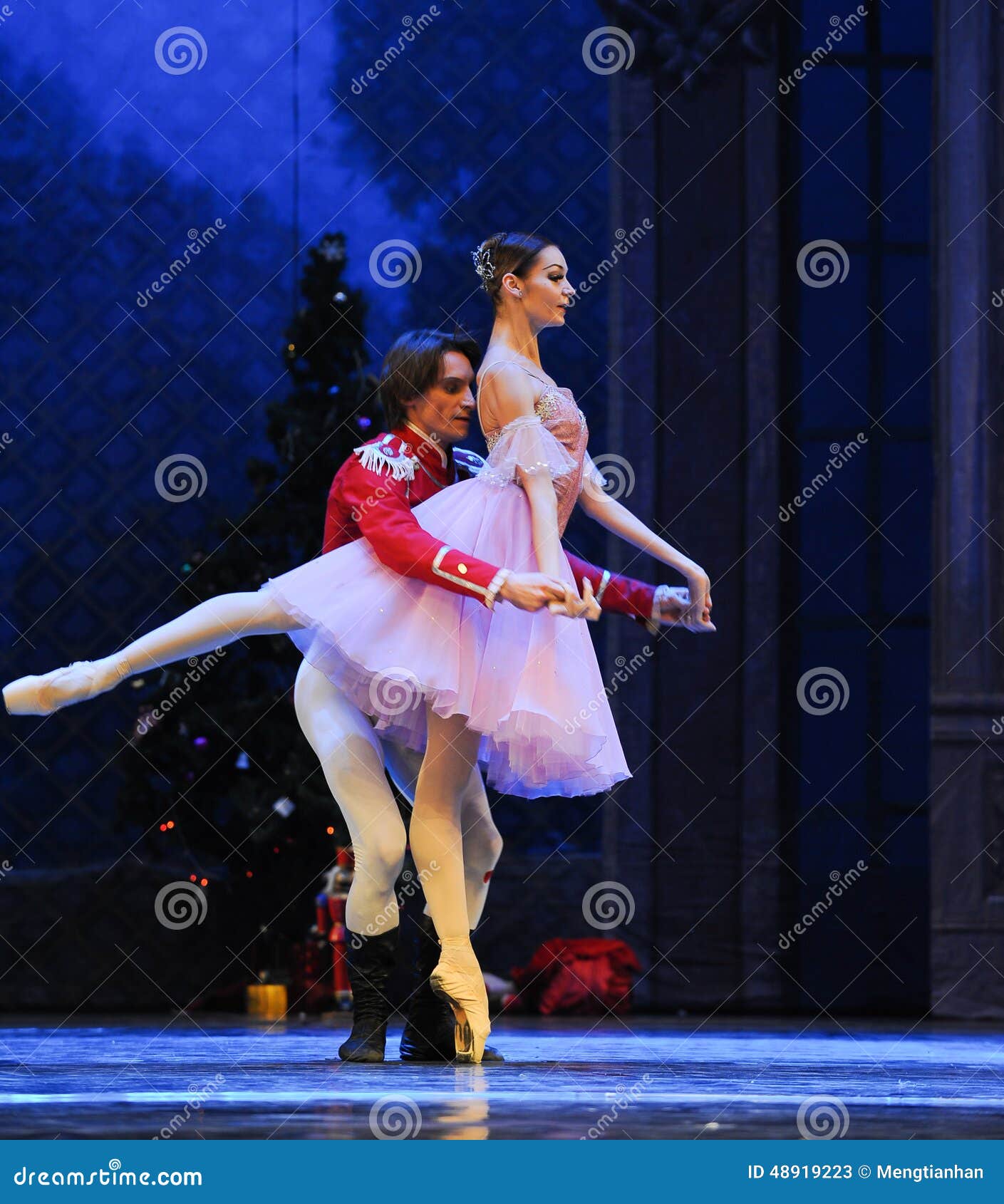 O Príncipe Da Boneca E a Dança De Clara - a Quebra-nozes Do Bailado Foto de  Stock Editorial - Imagem de salto, bailarina: 48919223, image size:1409x1690