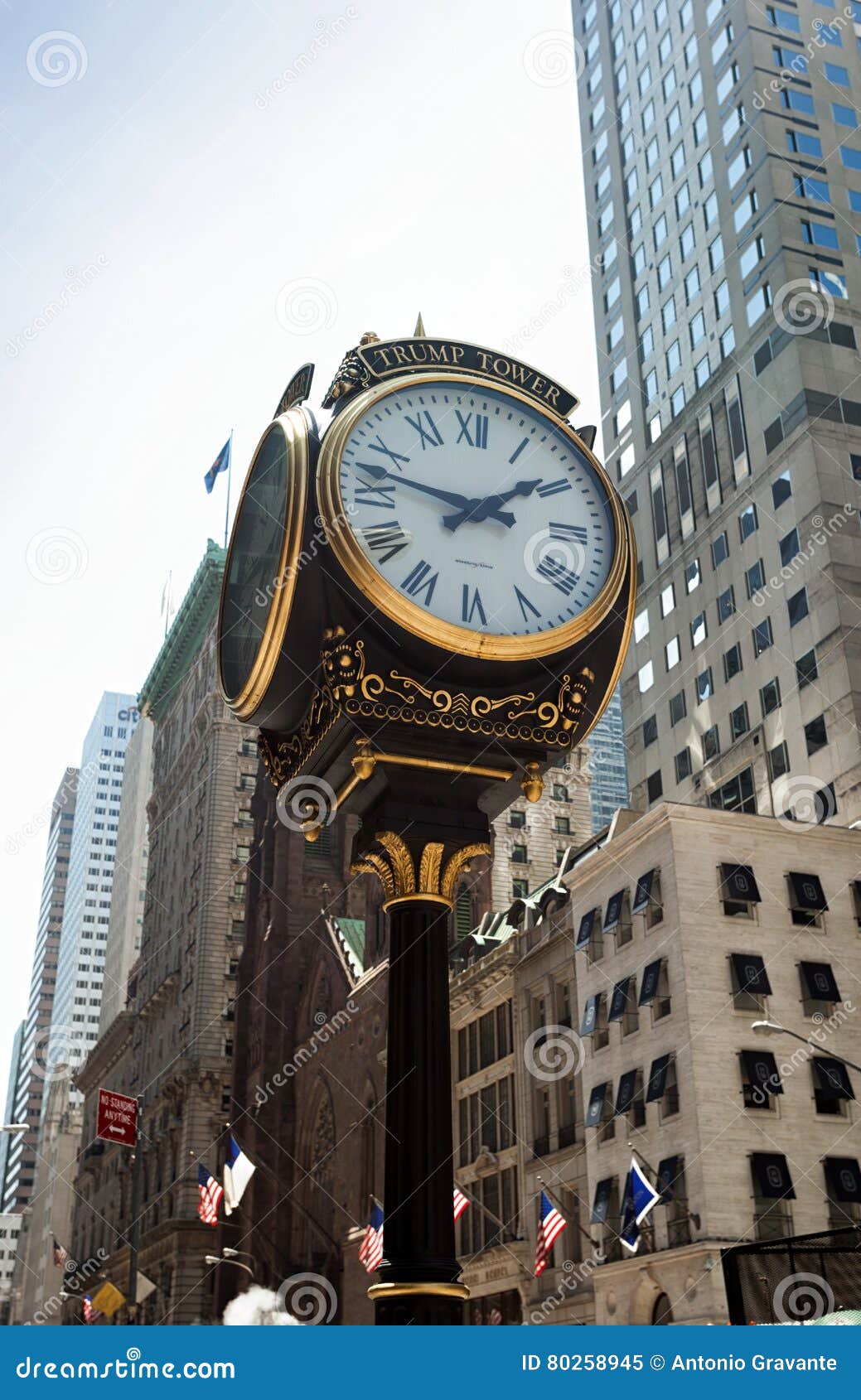 O pulso de disparo em Fifth Avenue na torre do trunfo. New York City, Ny, EUA - 10 de julho de 2015: Cronometre na frente da torre do trunfo em Fifth Avenue no Midtown Manhattan Desenvolvido por Donald Trump esta torre aberta em 1983