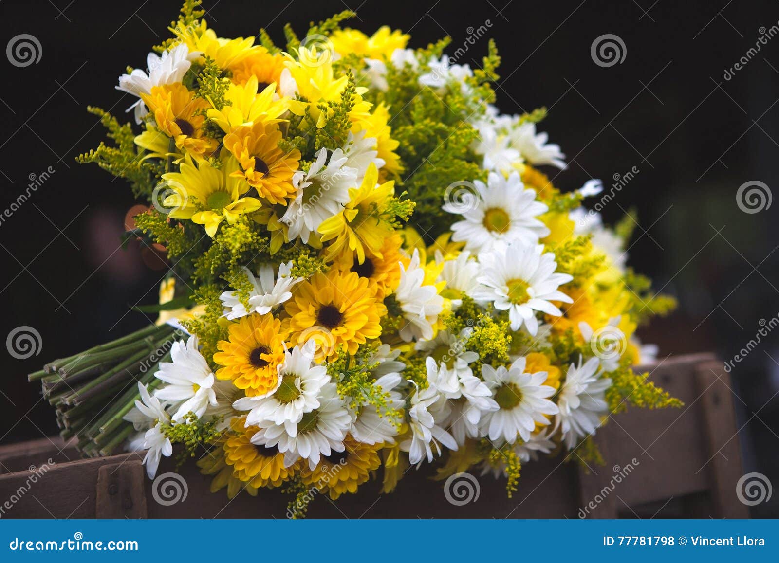 O Ramalhete Do Casamento Floresce Margaridas Amarelas E Brancas Foto de  Stock - Imagem de noivo, buquê: 77781798