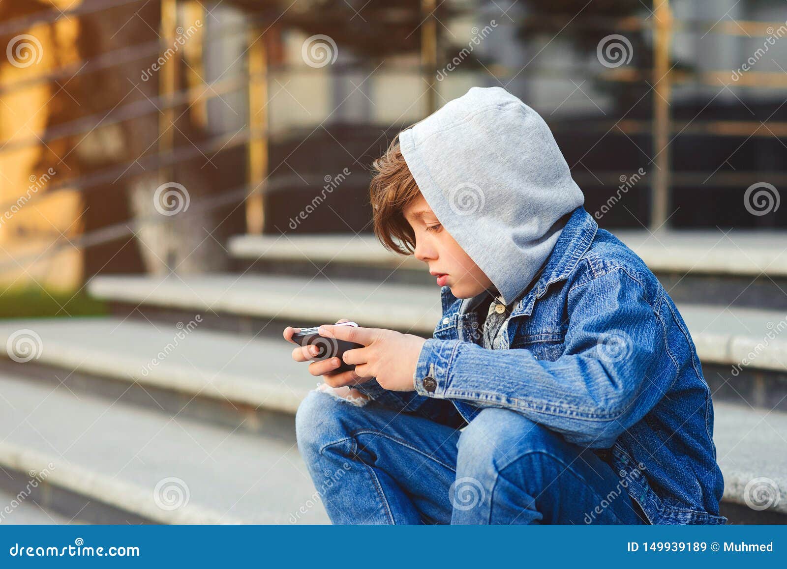 Menina olha como o menino joga o jogo online. dois meninos jogam