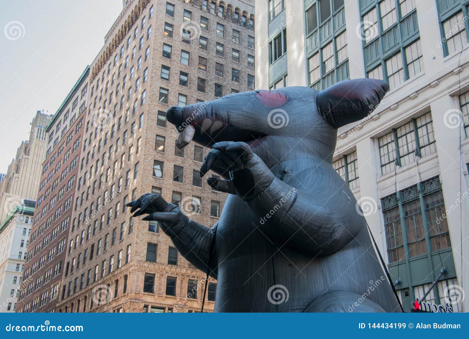 Rato inflável gigante é instalado em rua de Nova York