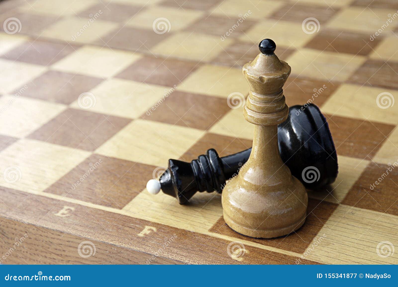 Checkmate Com Xadrez De Madeira Imagem de Stock - Imagem de