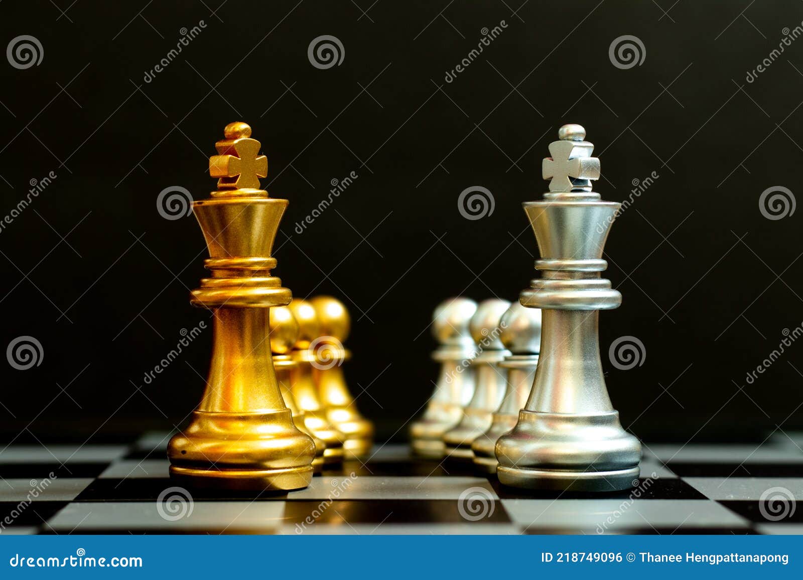 Peça de xadrez de prata ficar em uma linha isolada no fundo branco