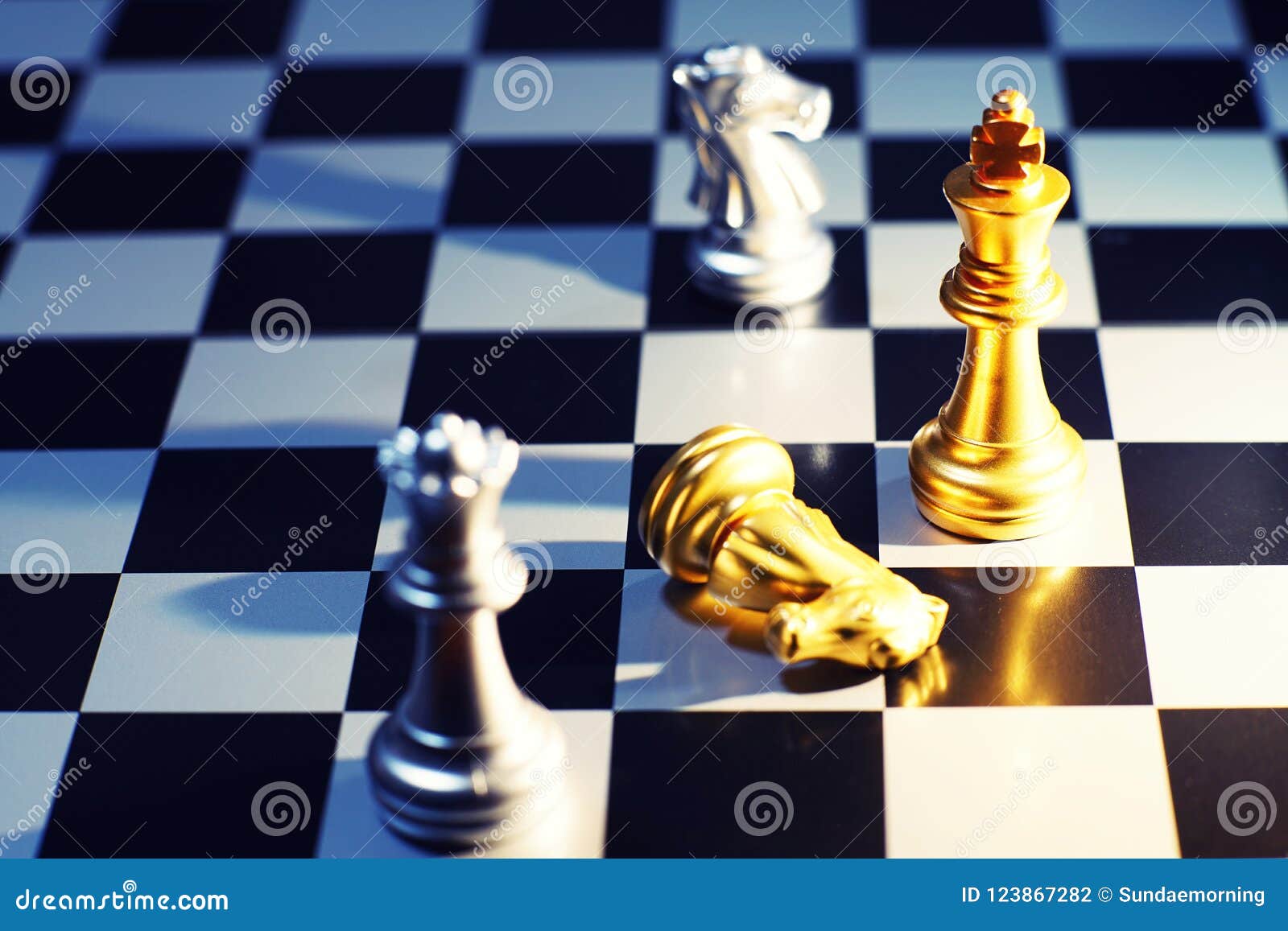 O Rei Na Batalha Do Jogo De Xadrez Da Rendição Do Tabuleiro De Xadrez Pelo  Cavaleiro E a Rainha Checkmate, Conceito Da Estratégia Foto de Stock -  Imagem de posto, batalha: 123867282