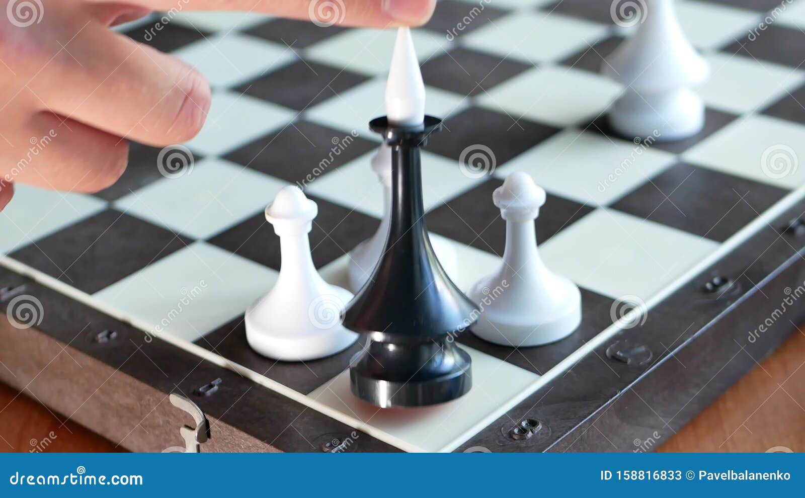 O Rei Negro Do Xadrez Está Caindo Cercado Por Três Peões Brancos