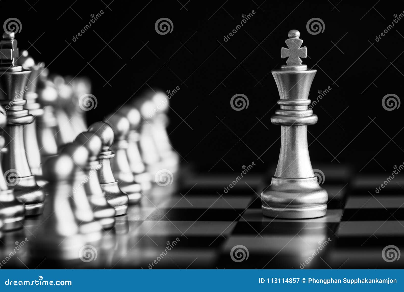 O Rei No Suporte Do Jogo De Xadrez Da Batalha No Tabuleiro De Xadrez Com  Iso Preto Imagem de Stock - Imagem de inteligência, mercado: 113114857