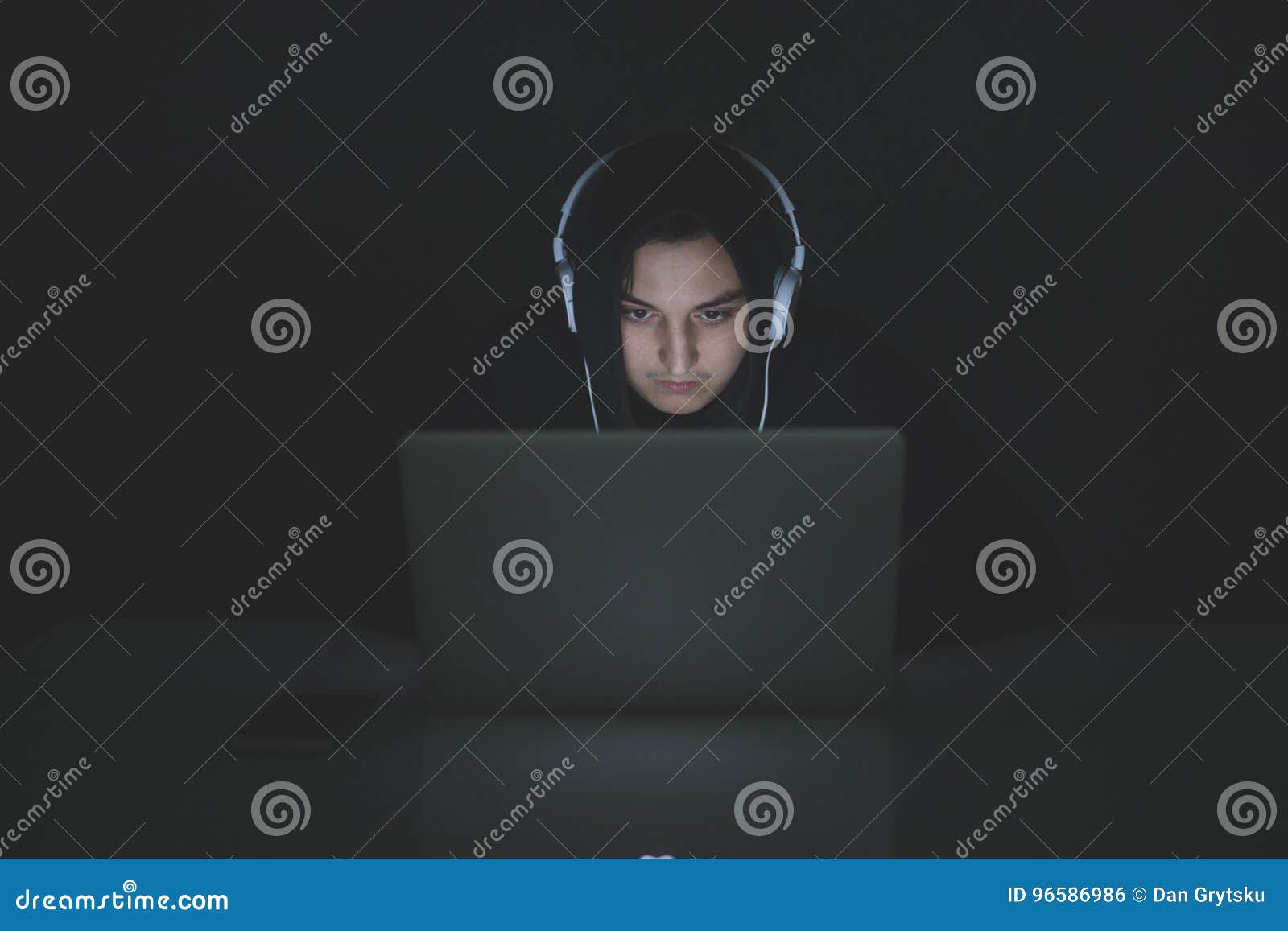 O Retrato De Dados Da Segurança Do Significado Do Hacker E Do Portátil  Corta a Rede Foto de Stock - Imagem de biscoito, identidade: 96586986