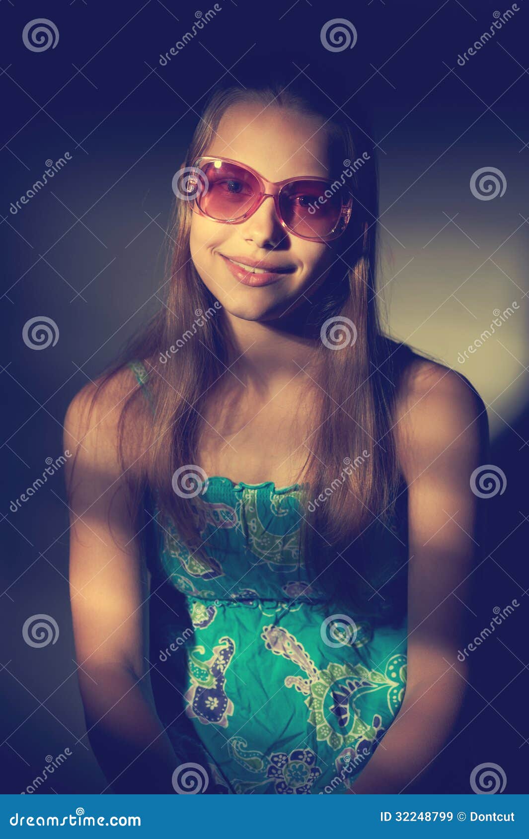 O Retrato De Uma Menina Adolescente Em Uma Sala Iluminou Se Pelo Sol Imagem De Stock Imagem De