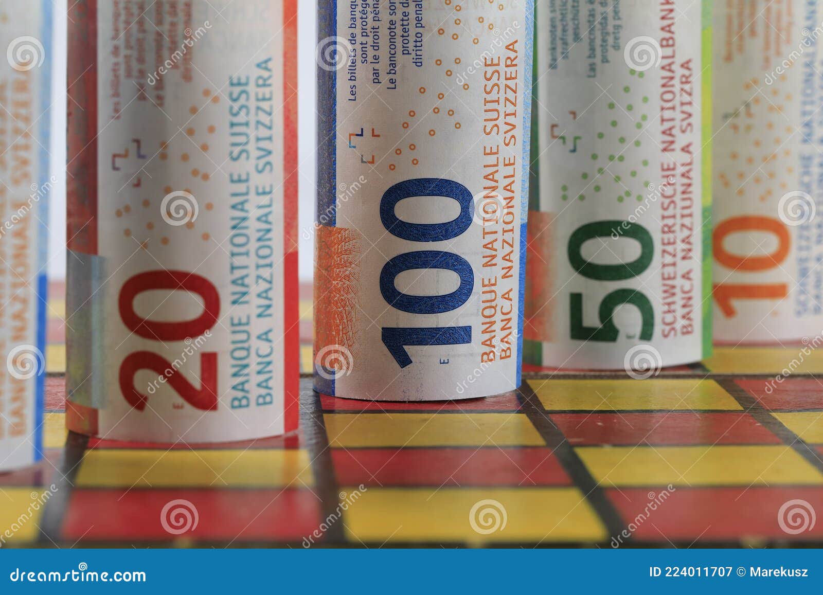 O Tabuleiro De Xadrez Com Rolos De Dinheiro Suíço Imagem de Stock - Imagem  de custo, banco: 224011707