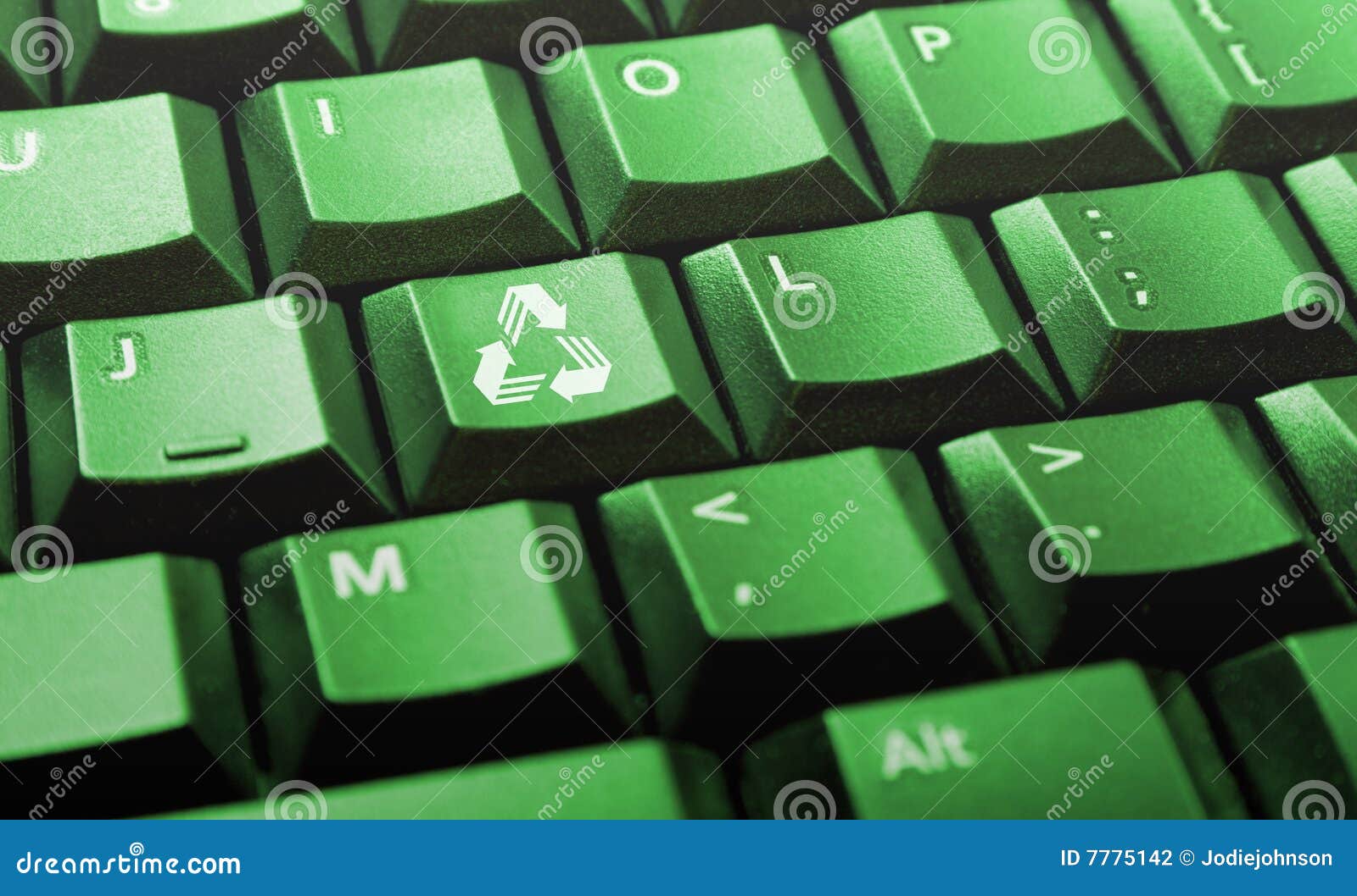 O teclado de computador verde com recicl o logotipo em uma das chaves