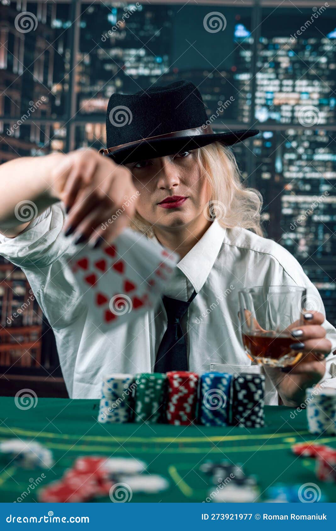 Garota croupier na mesa de pôquer sala de pôquer jogo de pôquer